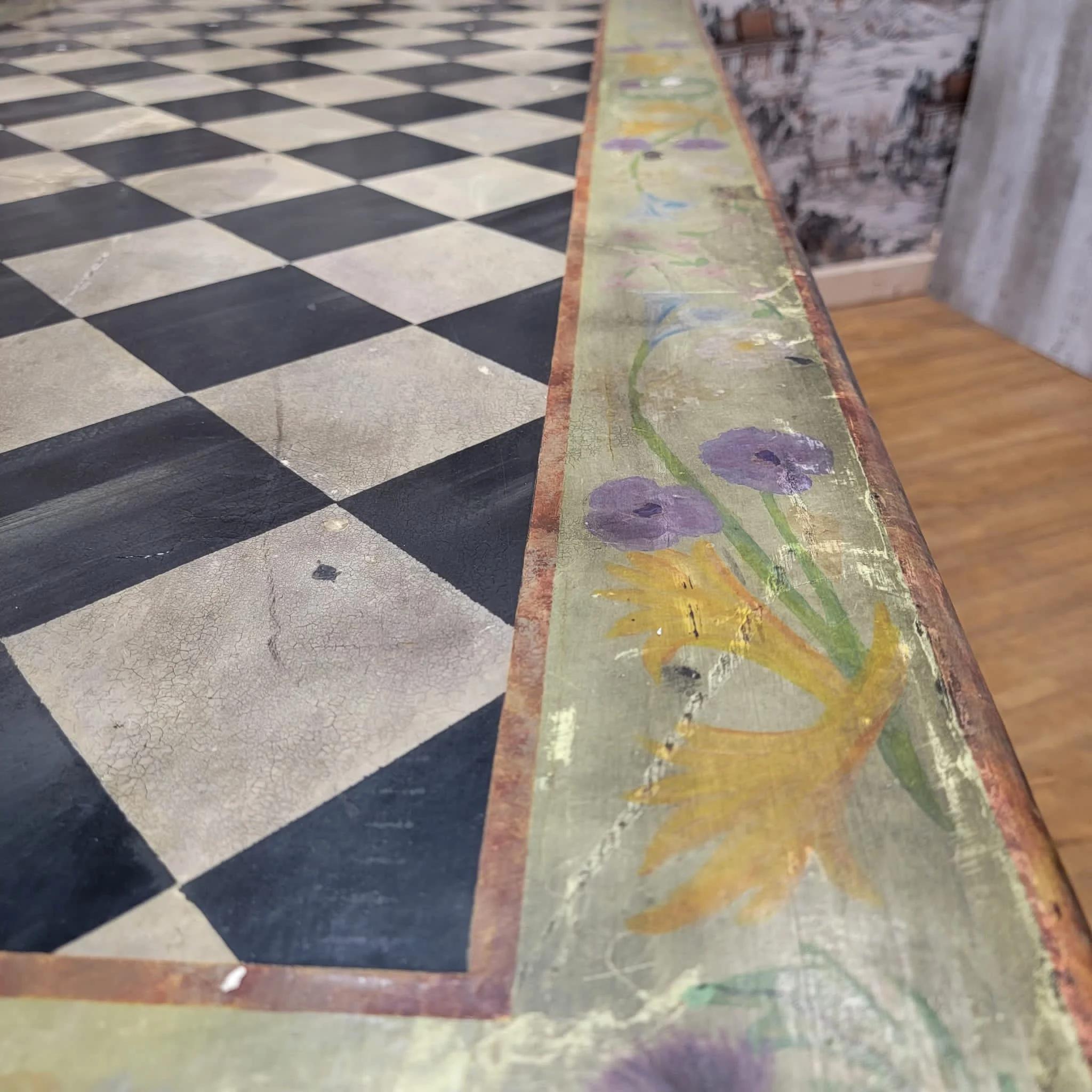 Mesa de comedor de pino pintada a mano con cuadros rústicos vintage en venta 1