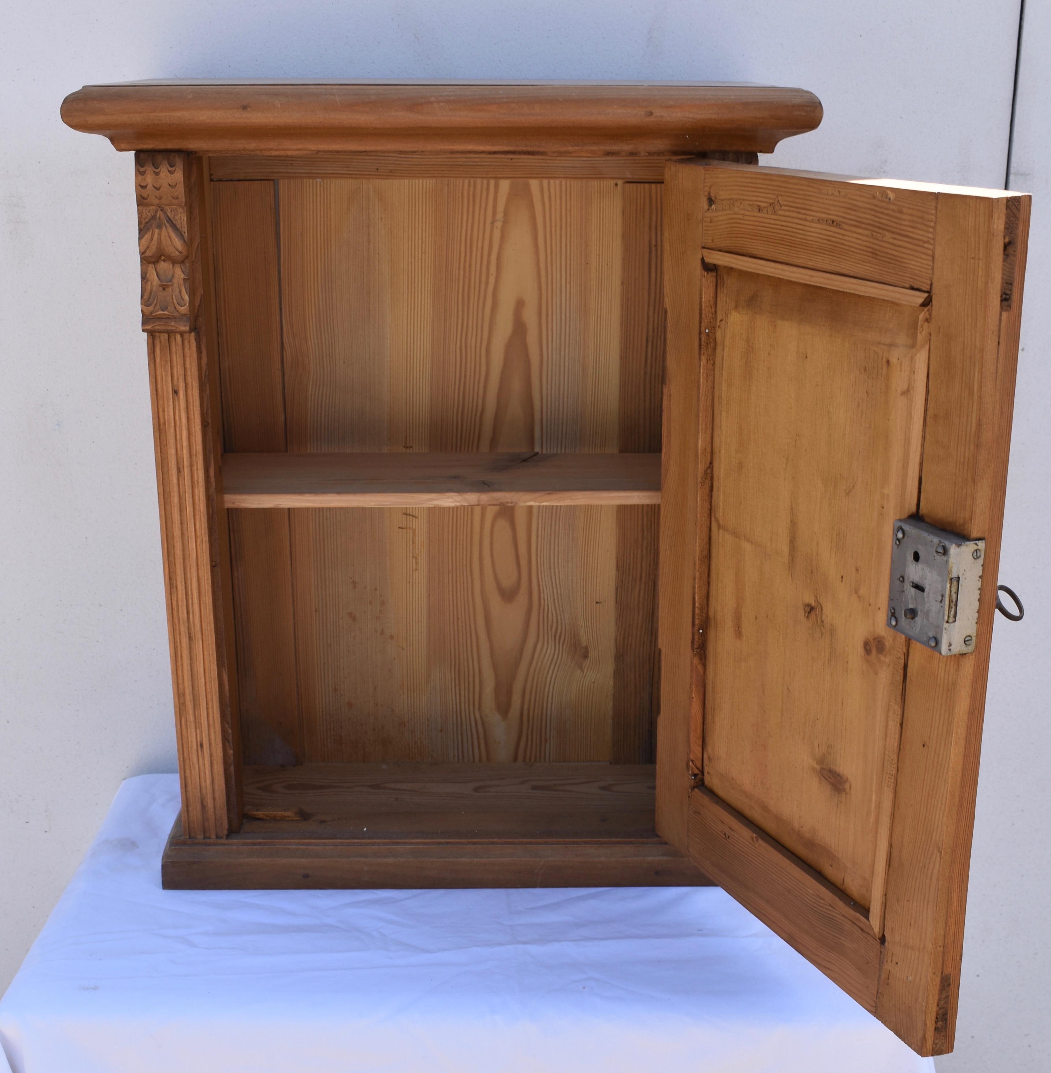 Vintage Pine Hanging Cupboard In Good Condition In Baltimore, MD