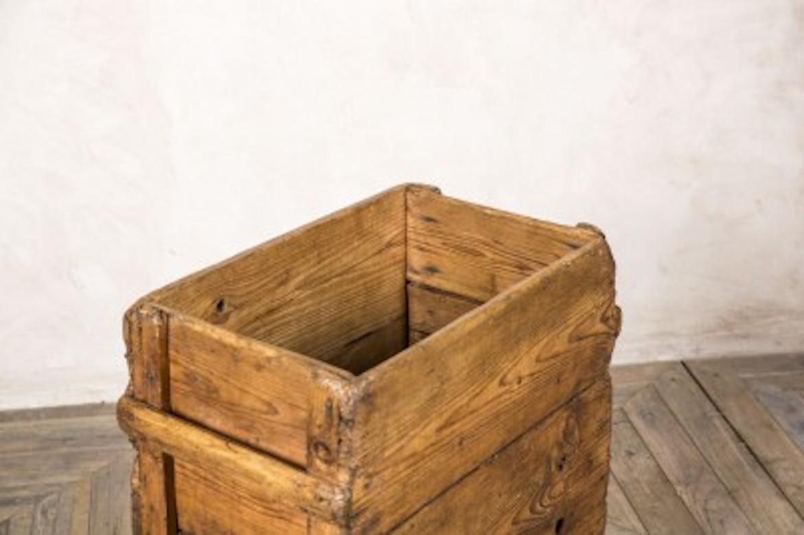 Vintage Pine Log Box on Wheels, 20th Century In Excellent Condition For Sale In London, GB