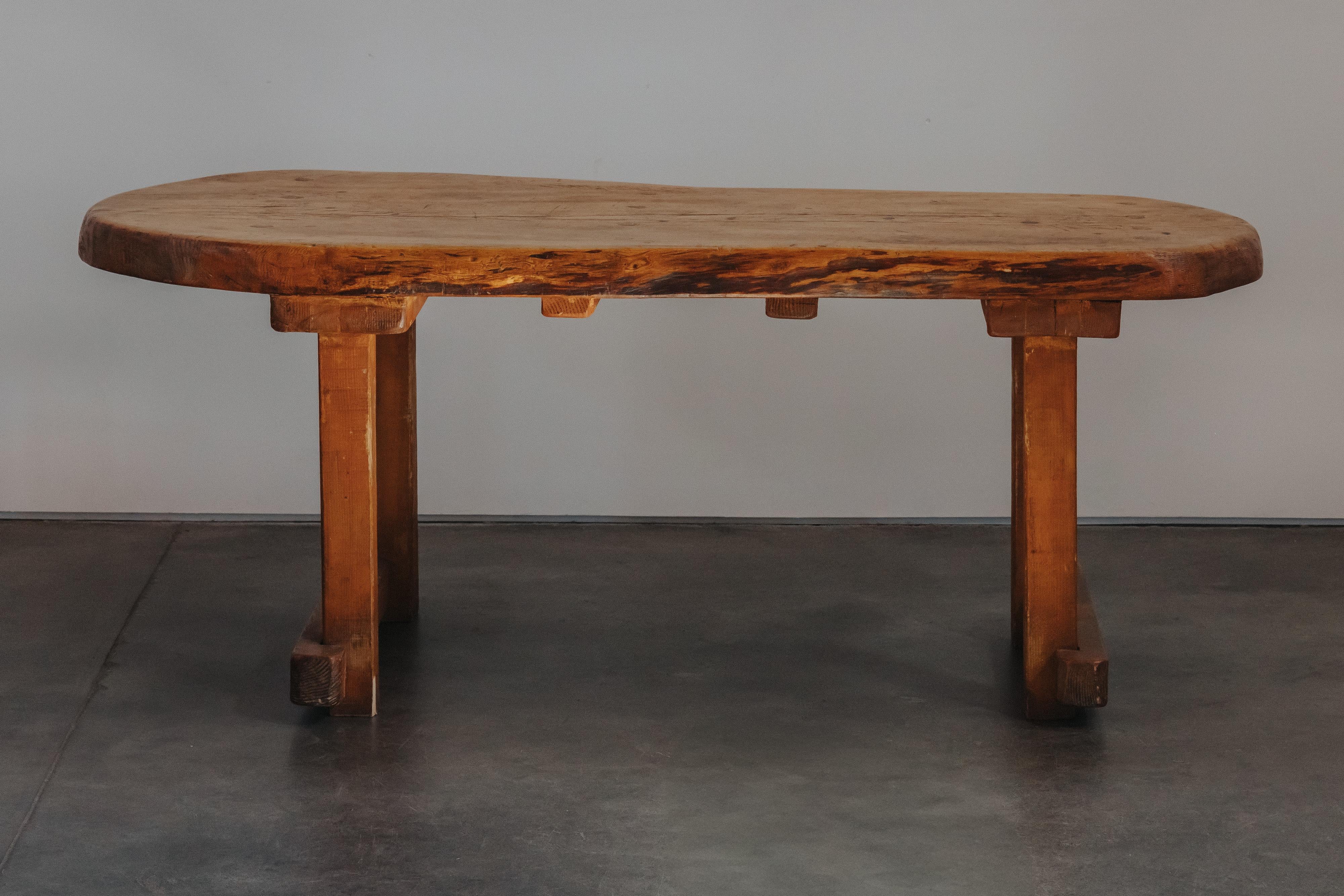 Tavolo da montagna in pino vintage dalla Francia, circa 1950.  Struttura in pino massiccio con leggera patina e uso.