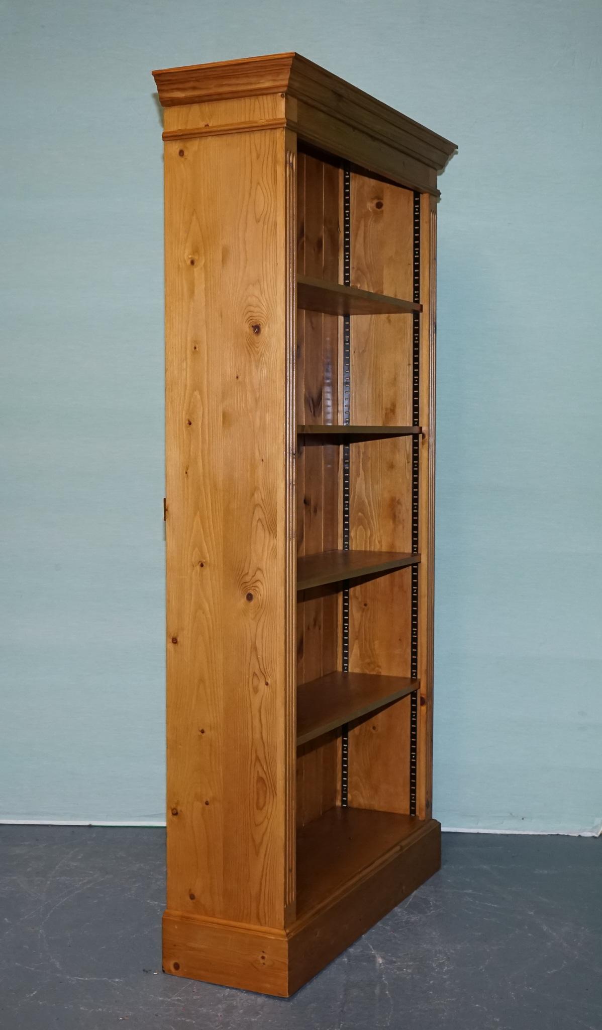 VINTAGE PINE OPEN BOOKCASE DISPLAY CABINET WiTH 5 SHELVES For Sale 3