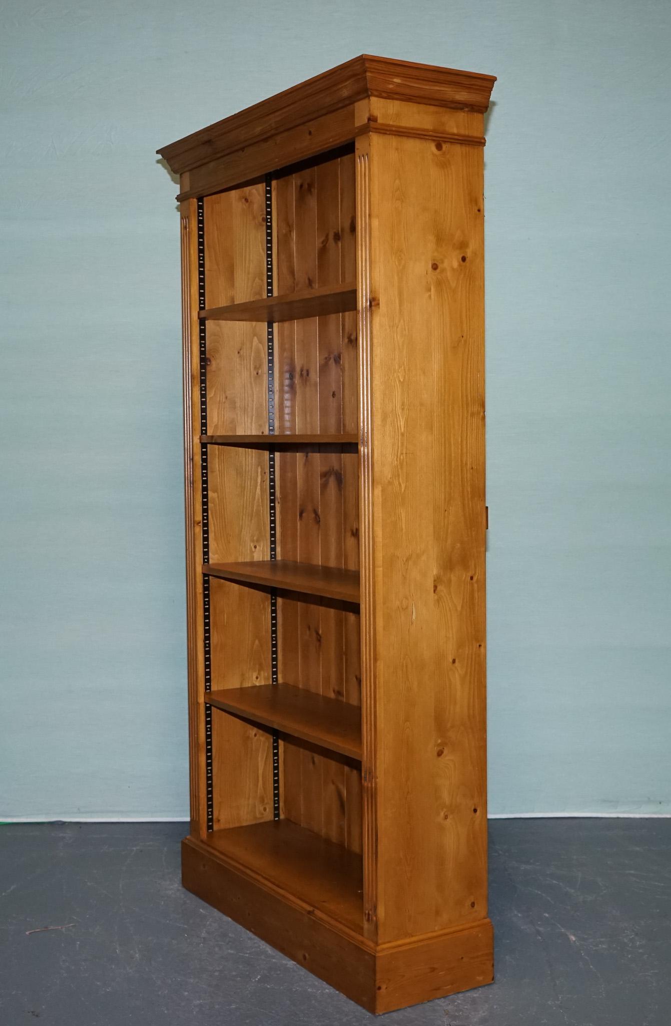 VINTAGE PINE OPEN BOOKCASE DISPLAY CABINET WiTH 5 SHELVES For Sale 4