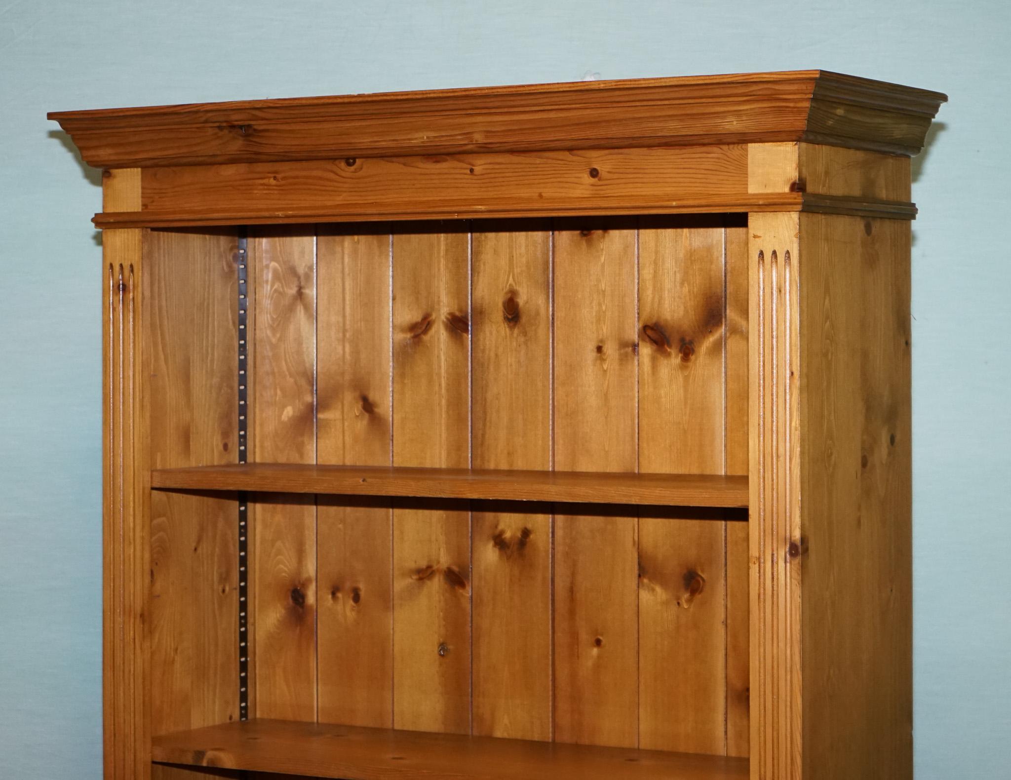 British VINTAGE PINE OPEN BOOKCASE DISPLAY CABINET WiTH 5 SHELVES For Sale