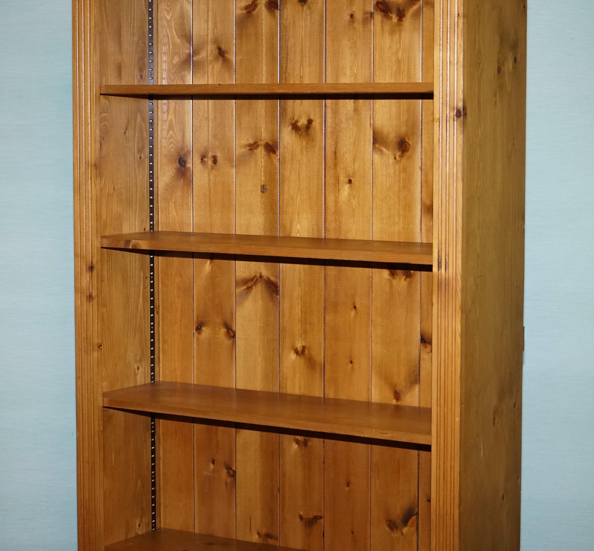 VINTAGE PINE OPEN BOOKCASE DISPLAY CABINET WiTH 5 SHELVES In Good Condition For Sale In Pulborough, GB