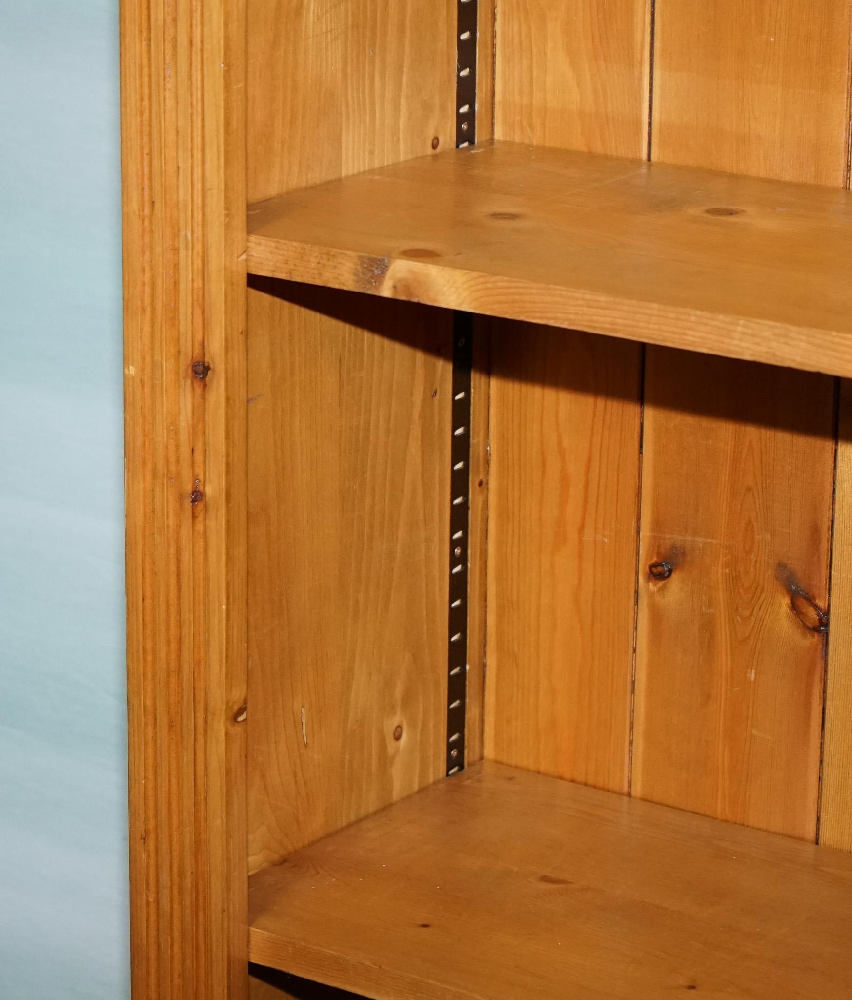 VINTAGE PINE OPEN BOOKCASE DISPLAY CABINET WiTH 5 SHELVES For Sale 2