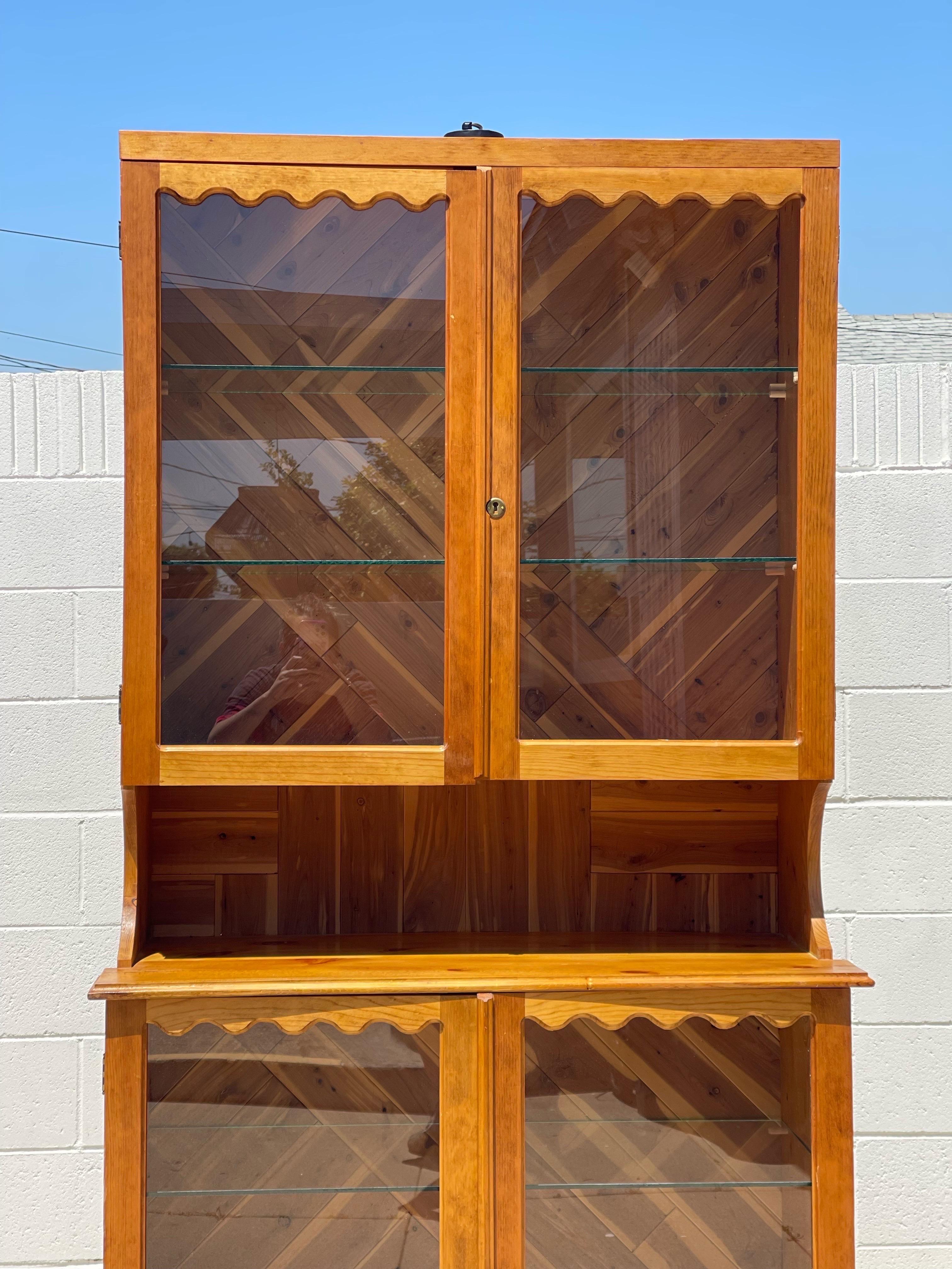 Vintage Pine Scalloped Hutch  In Good Condition For Sale In Los Angeles, CA