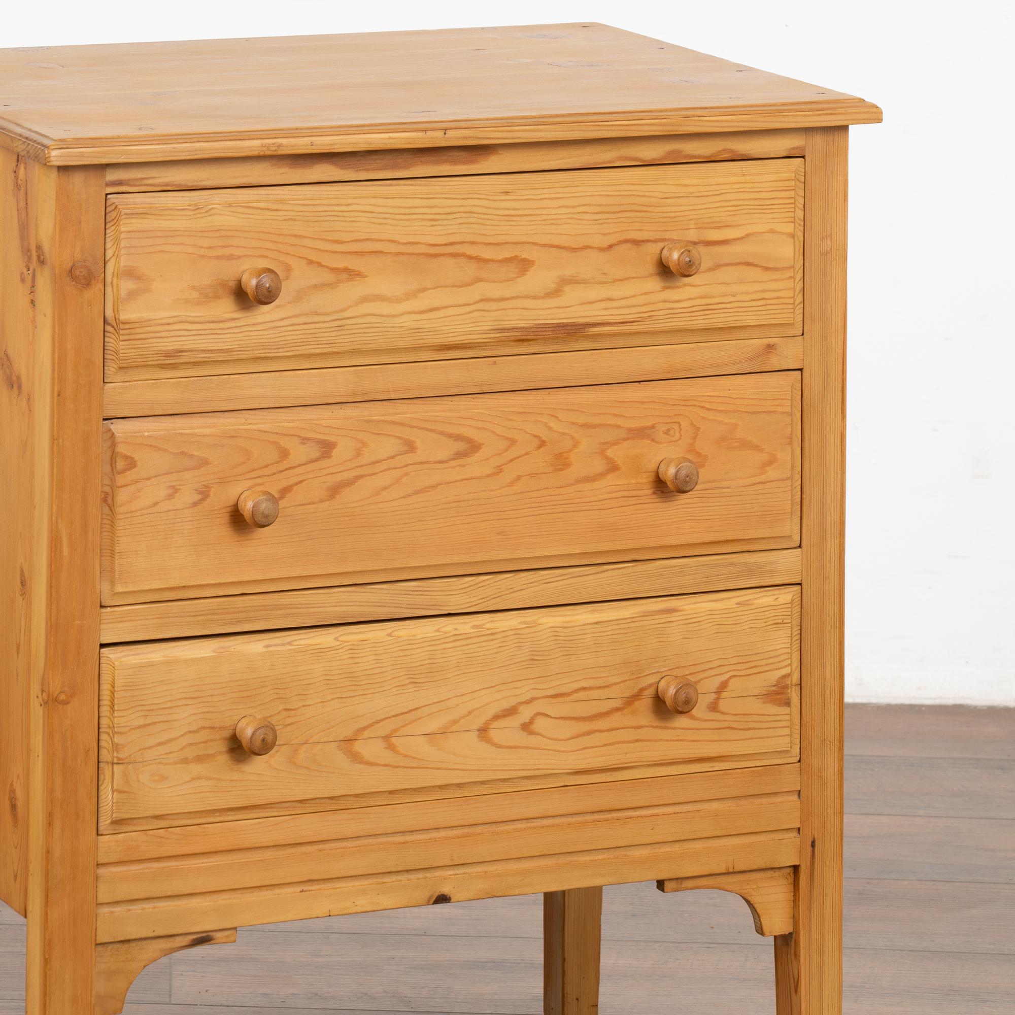 Vintage Pine Small Chest of Drawers Nightstand, Denmark circa 1940 For Sale 1