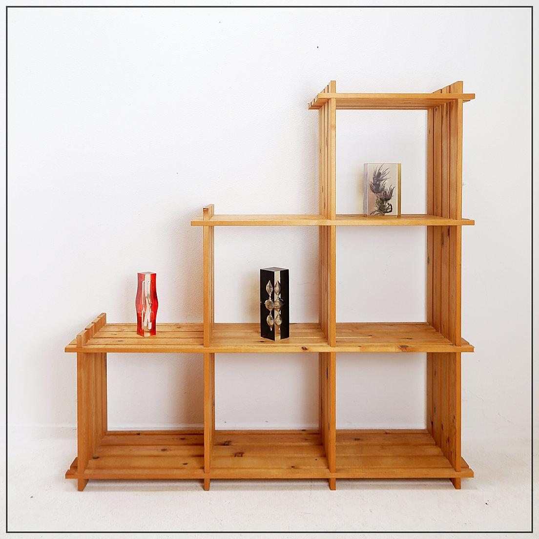 Estantería librería vintage de pino - estilo Maison Regain
Maison Regain Style - Estantería vitrina - Librería
Medidas : 118x30,5cm H:118cm 
Material : Madera 
Desgaste propio de la edad y el uso