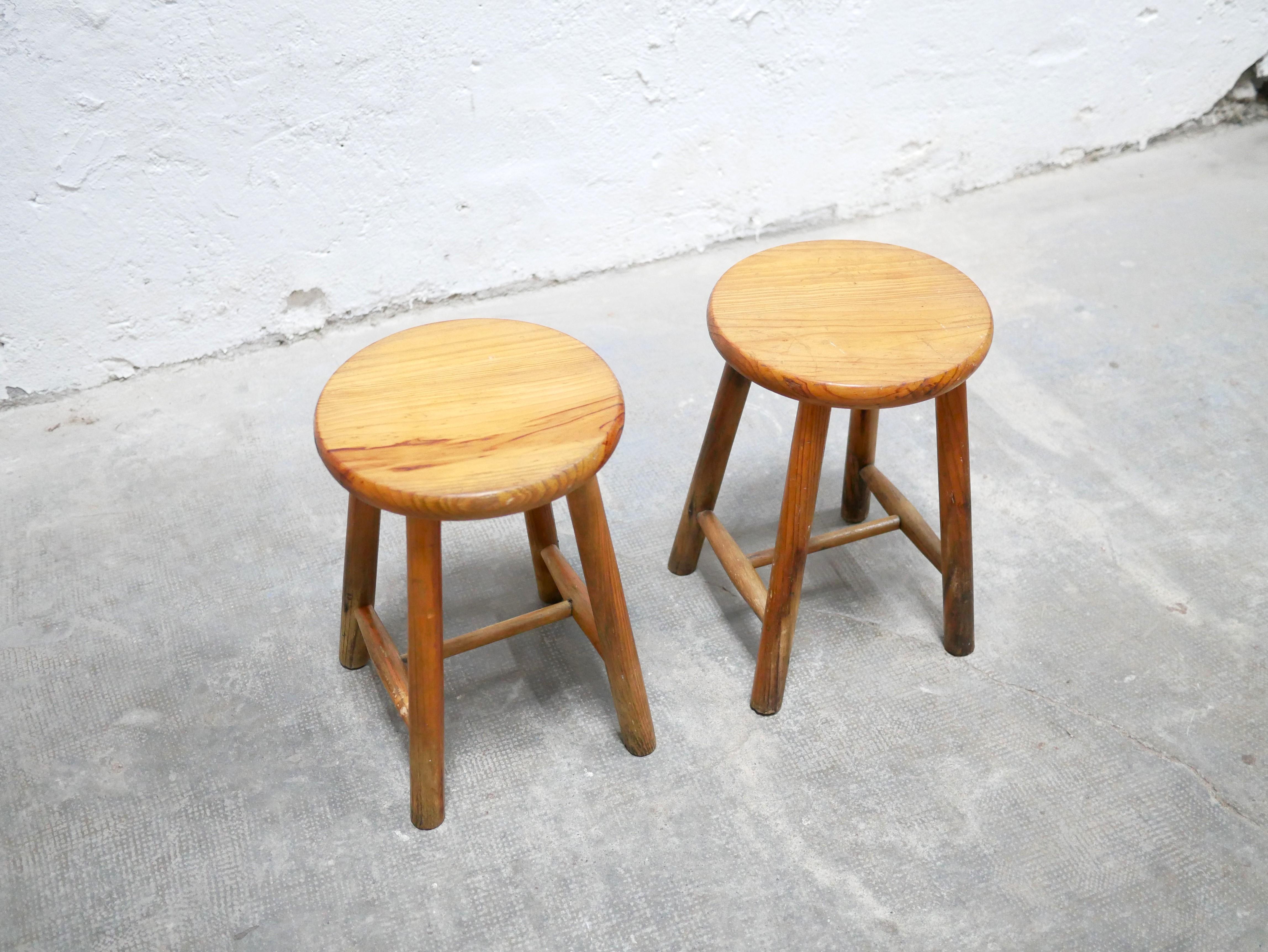 Vieux tabouret en pin en vente 7