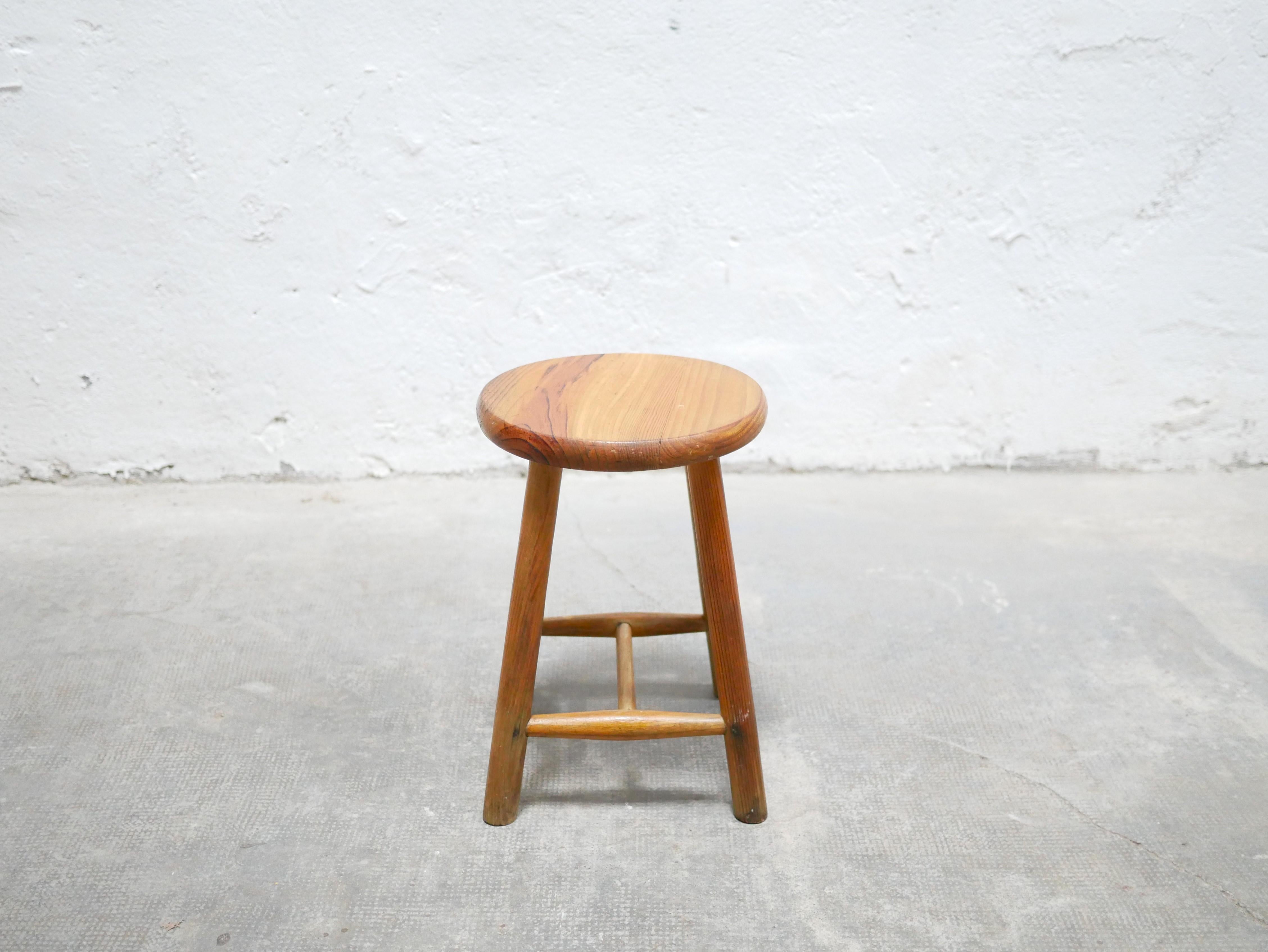 Pine stool from the 60s.

Its color is bright and warm, its lines are trendy and modern.
Aesthetic, stable, solid and practical, the stool will easily find its place in the living room as a side table or support for plants, in the bedroom as a