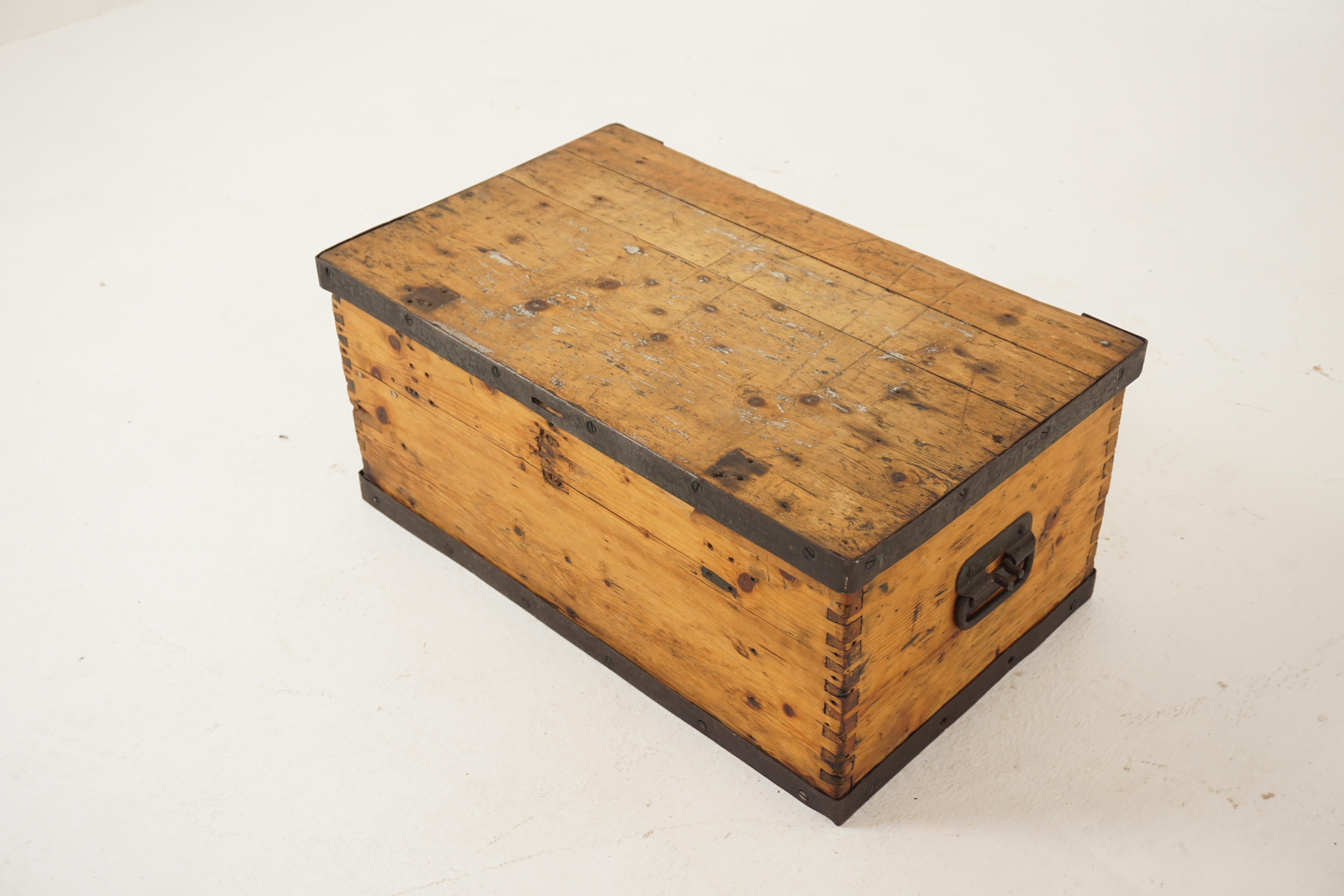 Vintage pine toy box, coffee table, dovetailed, Scotland 1930, H360

Scotland 1930
Solid Pine
Original Finish
Rectangular top with metal bound lid
Dovetailed corners.
With metal non-carrying handles
Metal bound base which gives plenty of strength to