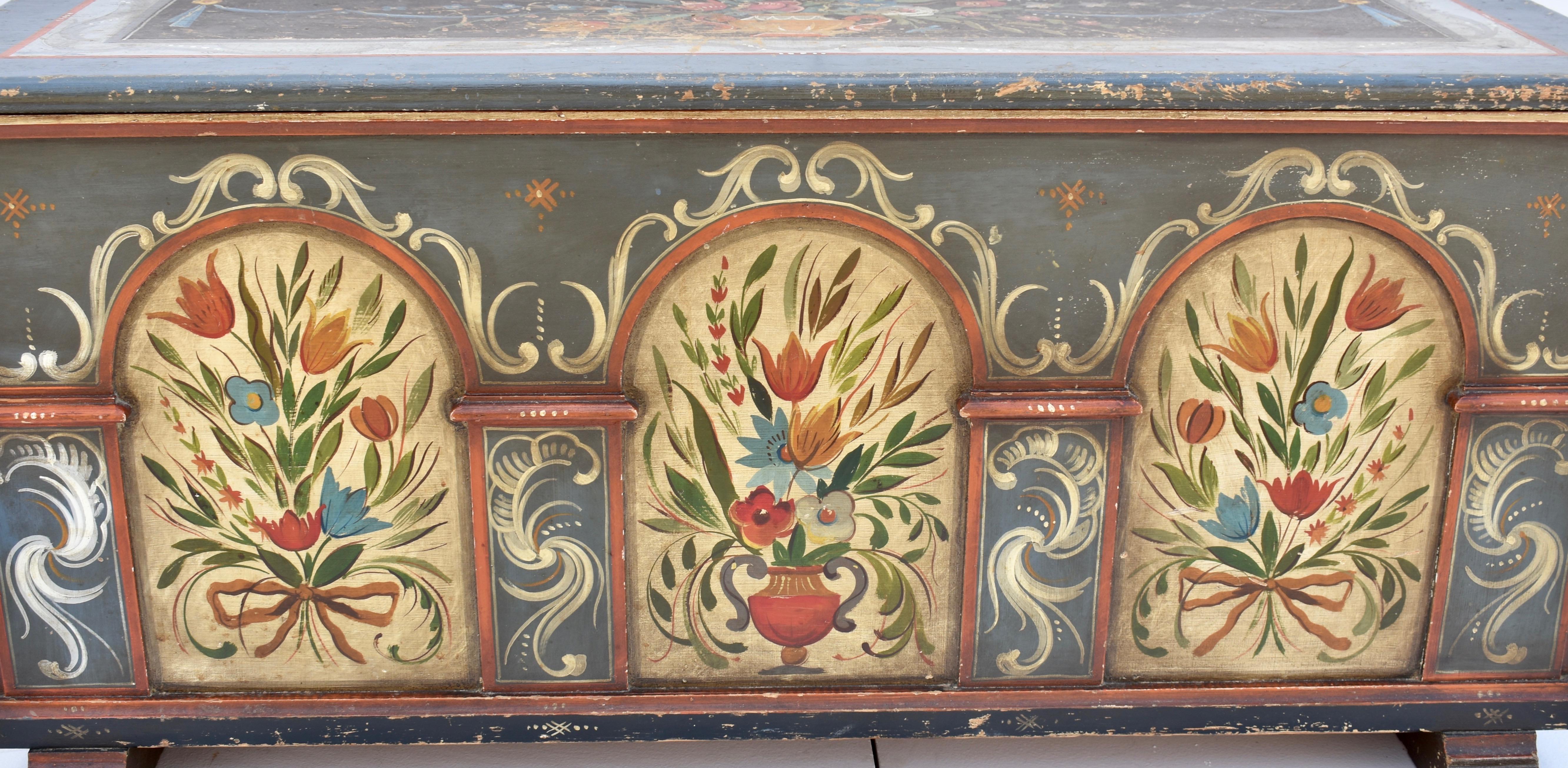 Vintage Pine Trunk or Blanket Chest in Original Decorative Paint In Good Condition In Baltimore, MD