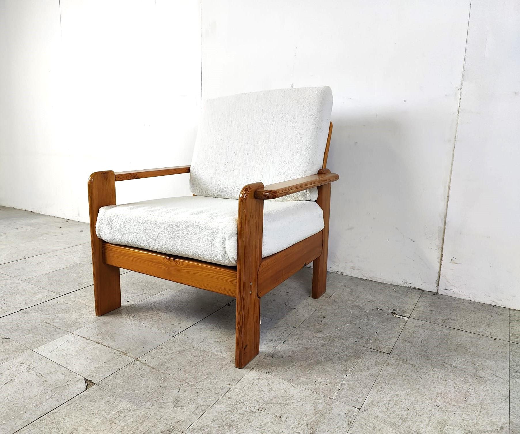 Vintage pine wood armchair with a well designed interlocking frame and reupholstered cushions in white bouclé for a cosy and warm look.

1960s - Denmark

Dimensions
Height: 85cm
Width x depth: 75cm
Seat height: 40cm

Ref.: 860164