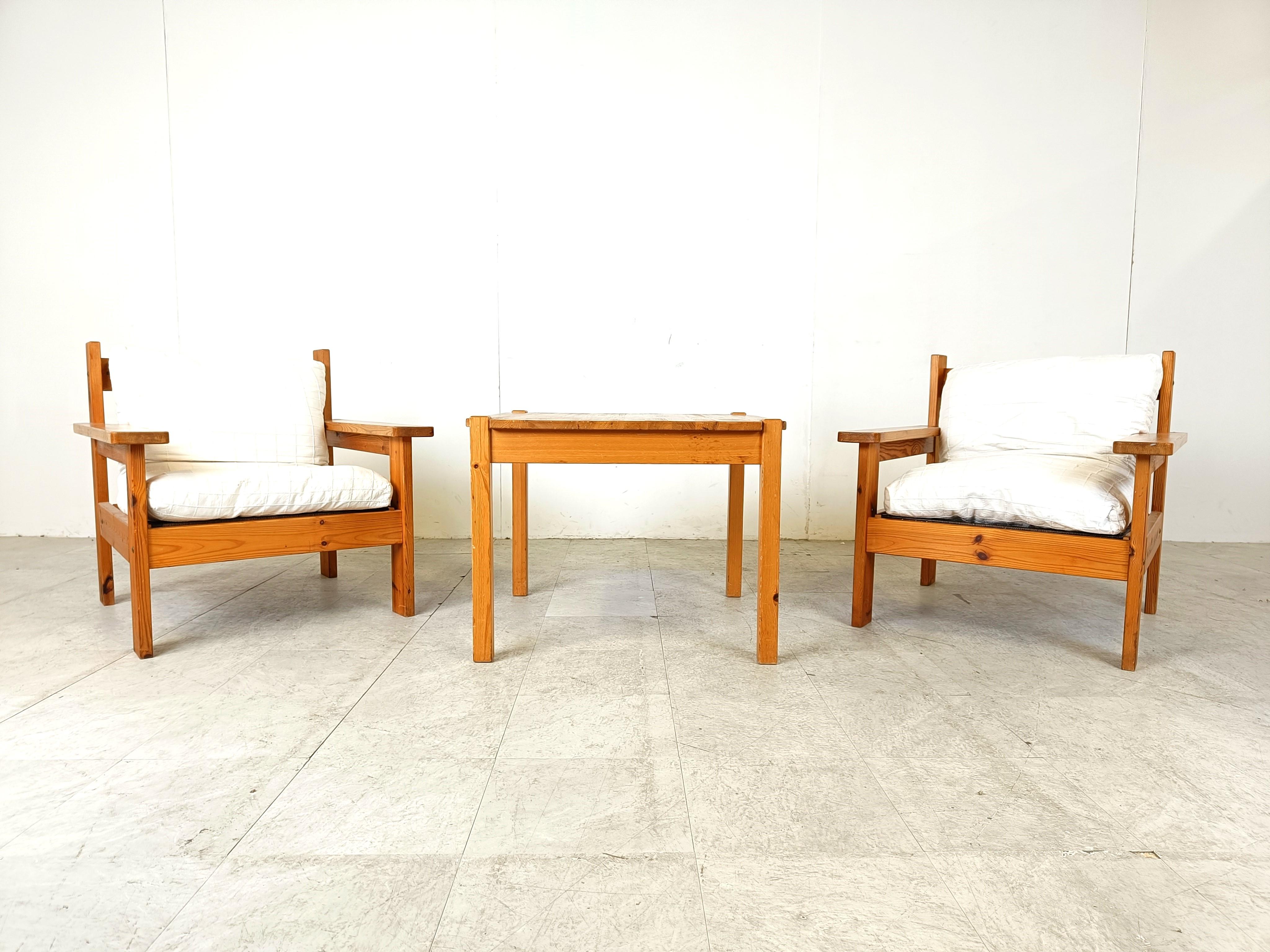 Set di 4 poltrone vintage in legno di pino con spessi cuscini in tessuto bianco e tavolino.

Ottimo set per una pergola, una veranda o un salotto, o anche per un bel chalet.

Buono stato

Anni '80 - Danimarca

Dimensioni:
Altezza: