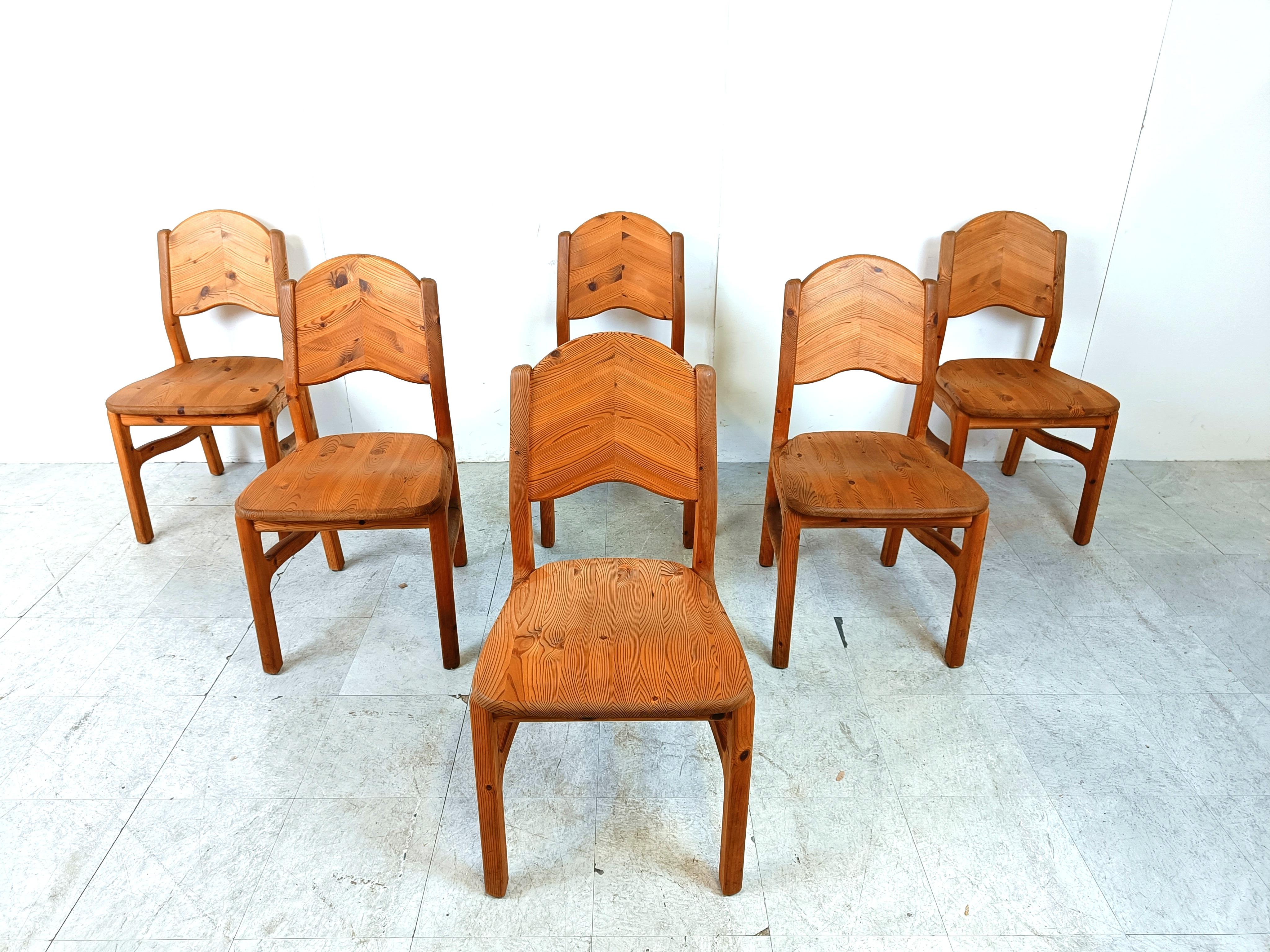 Chaises de salle à manger vintage en bois de pin avec un design étrange et magnifique.

Des chaises agréables et solides.

Intemporelle, elle peut être combinée à de nombreux intérieurs.

Bon état

Années 1970 - Danemark 

Dimensions :
Hauteur :