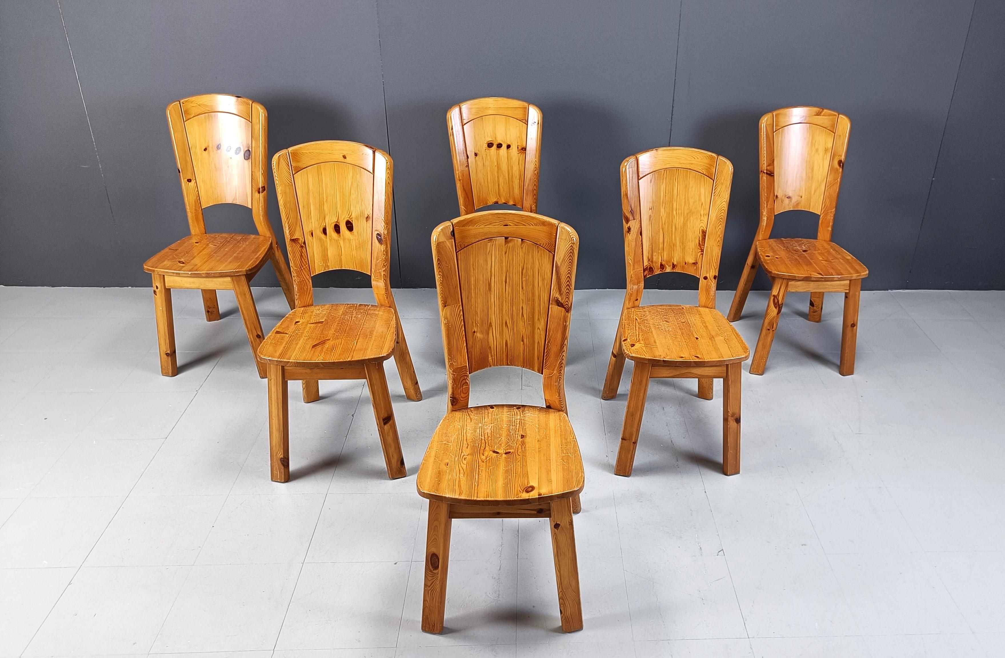 Sedie da pranzo in legno di pino vintage nello stile di Rainer Daumiller.

Sedie belle e solide.

Senza tempo e abbinabile a molti interni.

Buono stato

Anni '70 - Danimarca 

Dimensioni:
Altezza: 95 cm
Larghezza: 40 cm
Profondità: 50 cm
Altezza