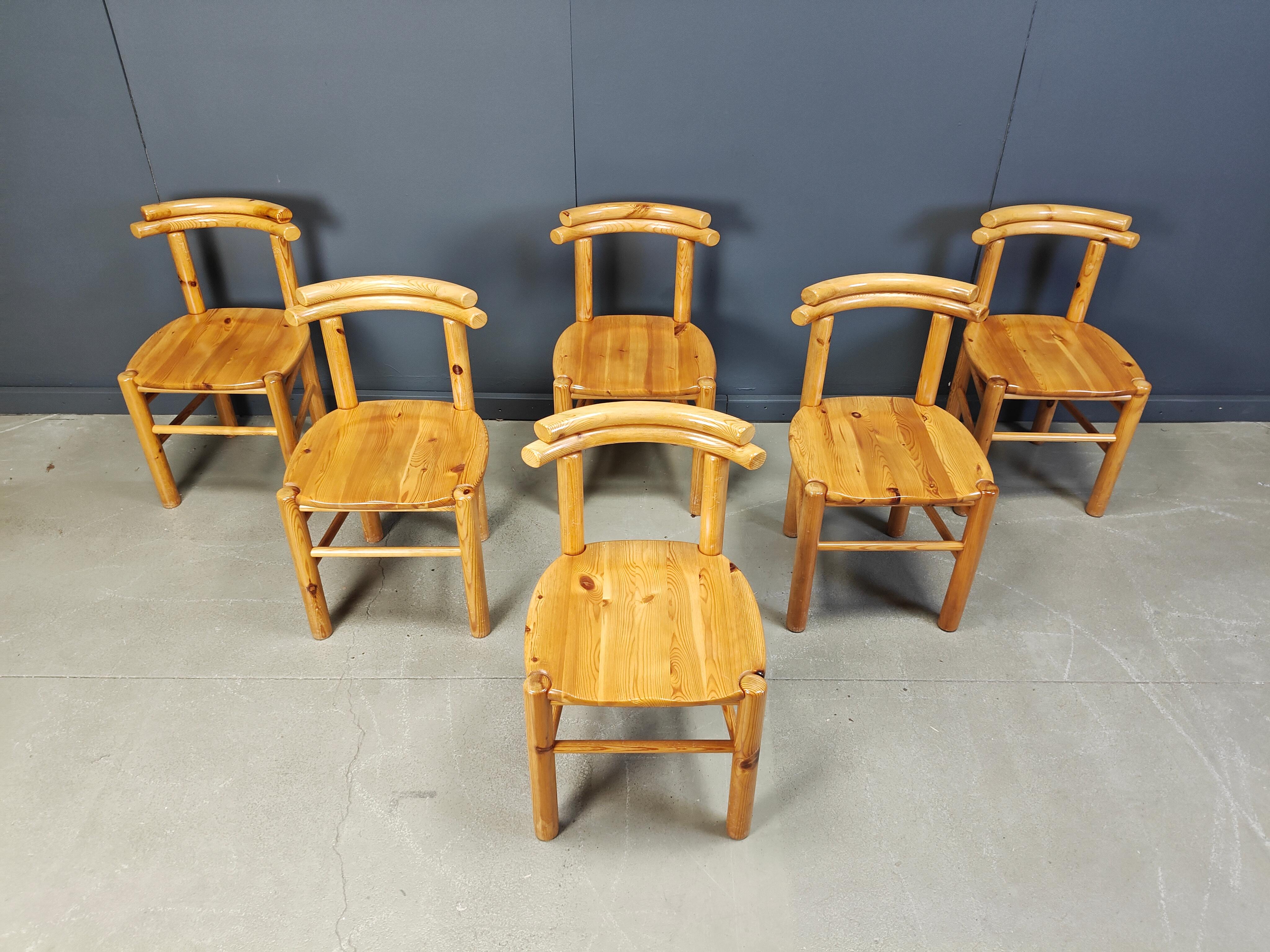 Exquis ensemble de six chaises de salle à manger vintage, fabriquées en bois de pin fin et datant des années 1980. Ces chaises dégagent un charme intemporel, parfait pour ajouter une touche d'élégance rustique à votre espace repas. 

- Construites