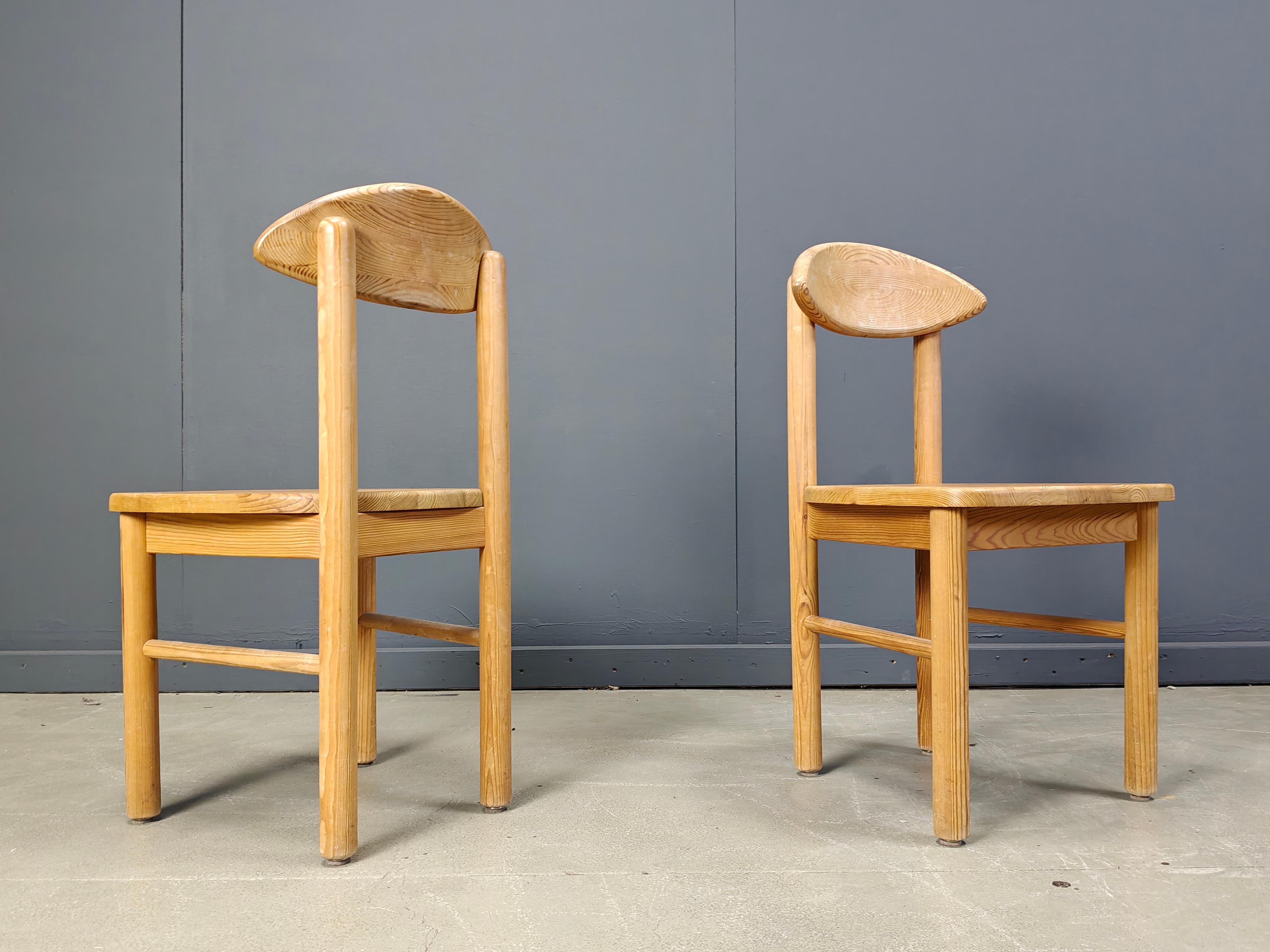 
Esszimmerstühle aus Kiefernholz im Stil von Rainer Daumiller.

Schöne und solide Stühle.

Zeitlos und in vielen Einrichtungsstilen kombinierbar.

Guter Zustand

1 zusätzlicher Stuhl mit Armlehnen (6er-Set + 1 Sessel)

1980er Jahre - Dänemark