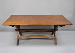 Vieille table de salle à manger en bois de pin avec base en X sur tréteaux en bois de scie