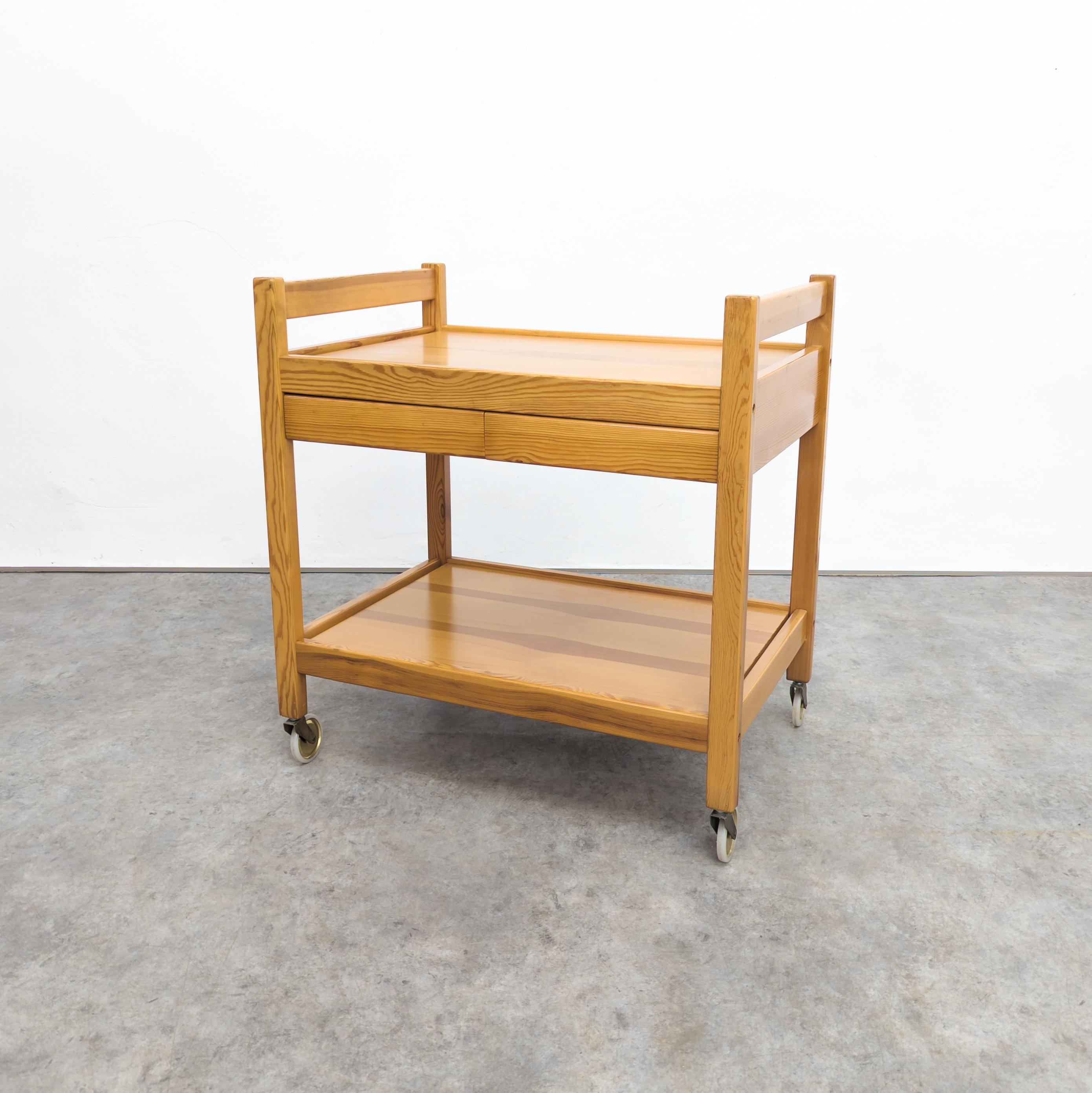 Rare chariot de service en bois de pin conçu par Erik Wørts pour Ikea en 1977 et dont la production n'a duré que deux ans. En très bon état d'origine. Hauteur 74 cm, largeur 70 cm, profondeur 47 cm. Peut être expédié démonté, emballé à plat.