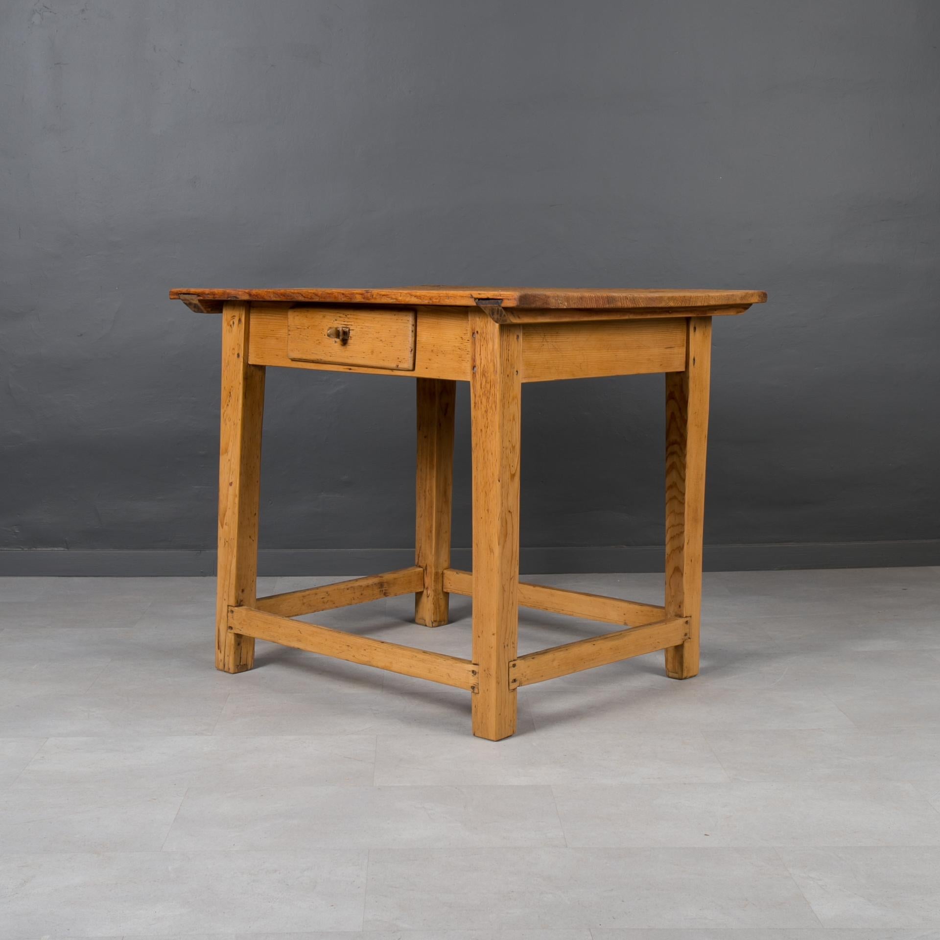 Vintage Pine Wood Table, Rustic Style, Prep or Dining Table, Kitchen Island In Good Condition For Sale In Wrocław, Poland