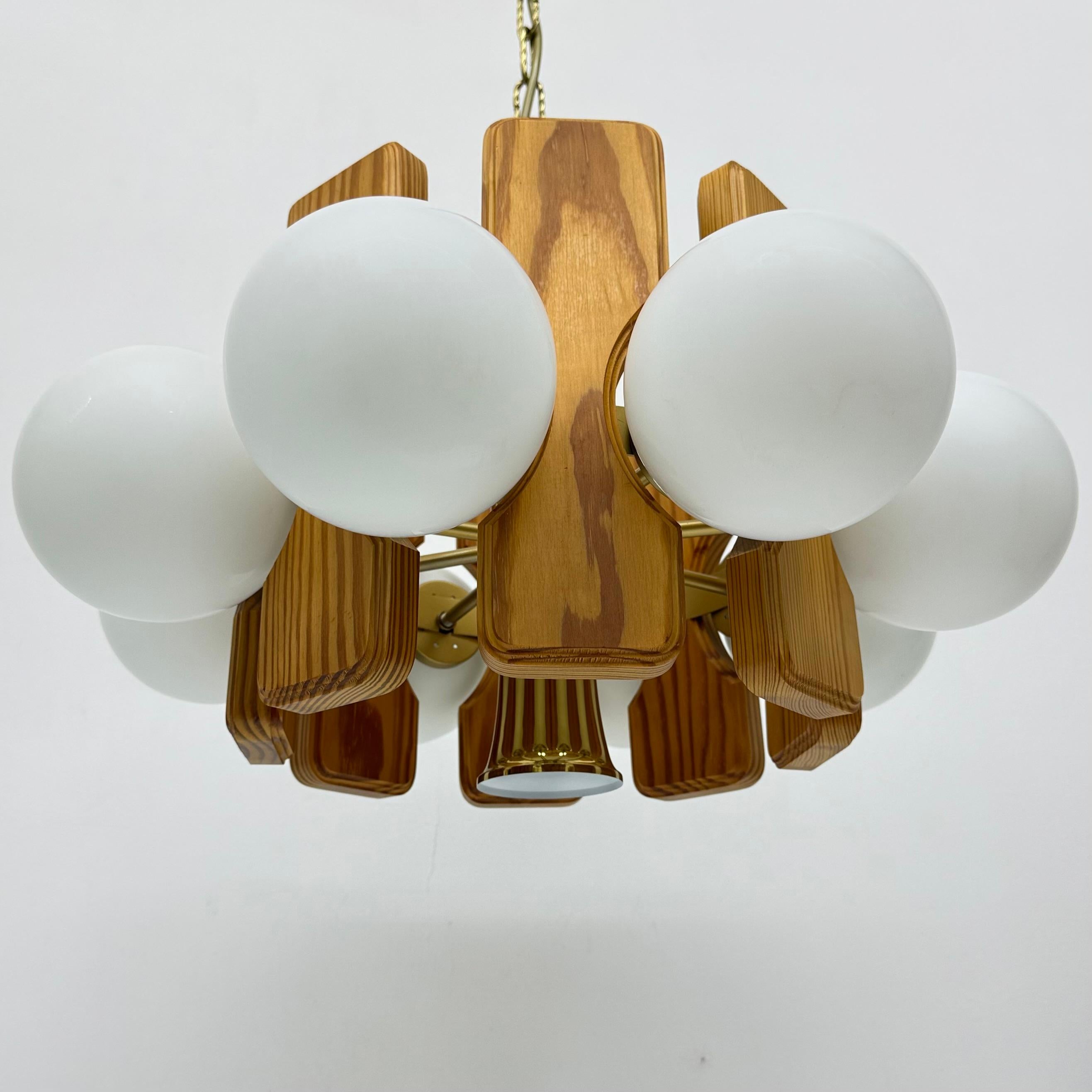 Lampadario vintage in legno di pino con globi di vetro , anni '70 in vendita 4