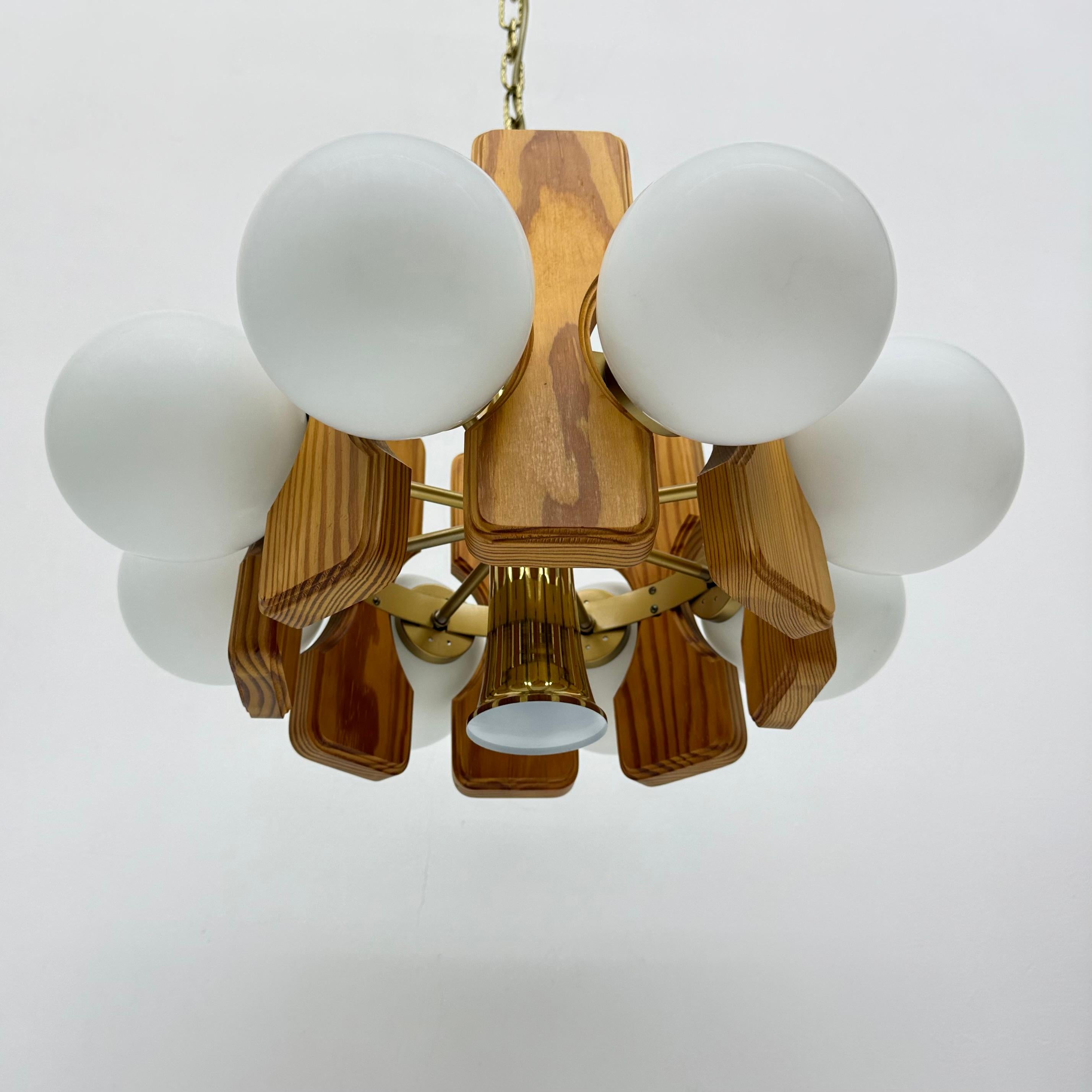 Lampadario vintage in legno di pino con globi di vetro , anni '70 in vendita 5