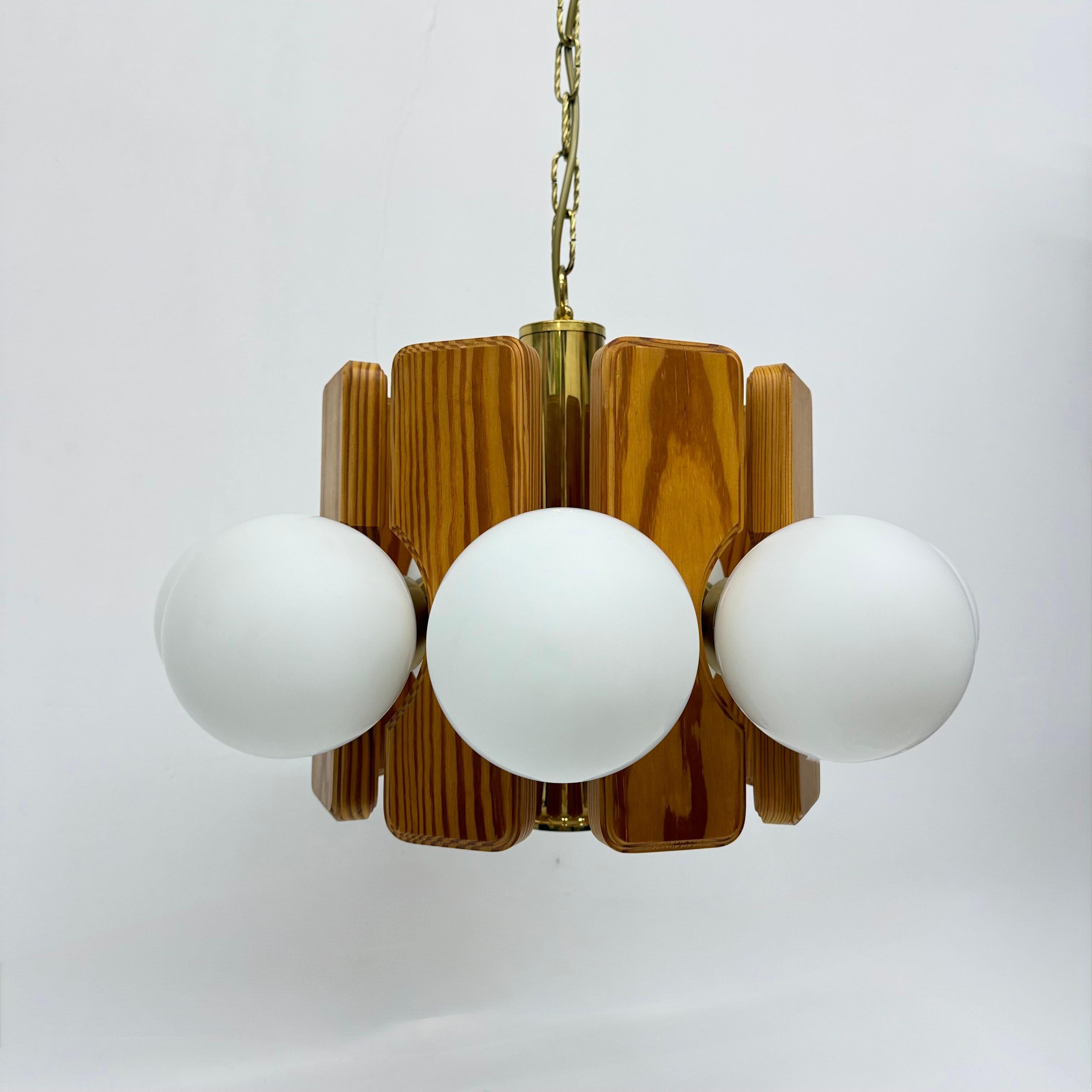 Lampadario vintage in legno di pino con globi di vetro , anni '70 in vendita 6