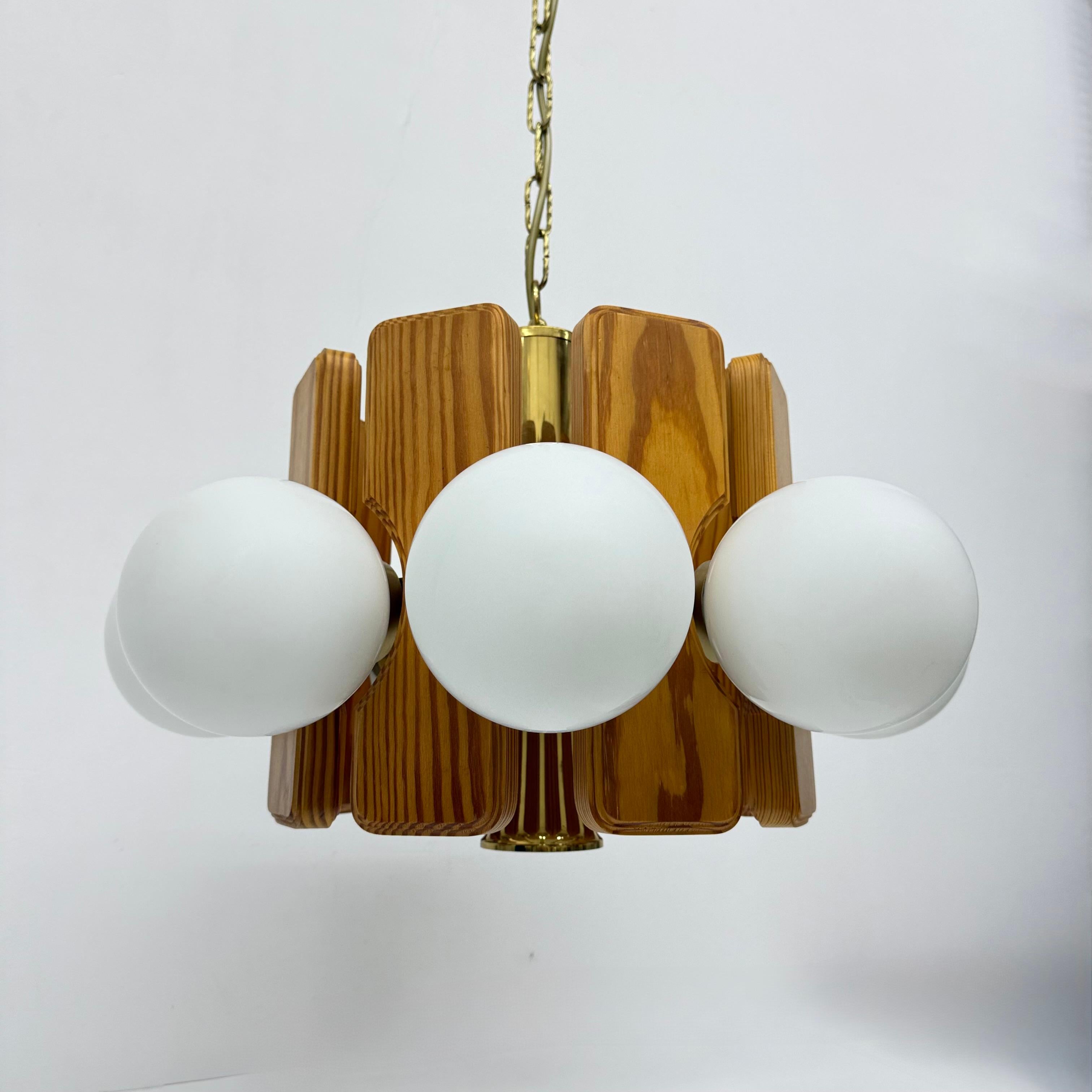Lampadario vintage in legno di pino con globi di vetro , anni '70 in vendita 7