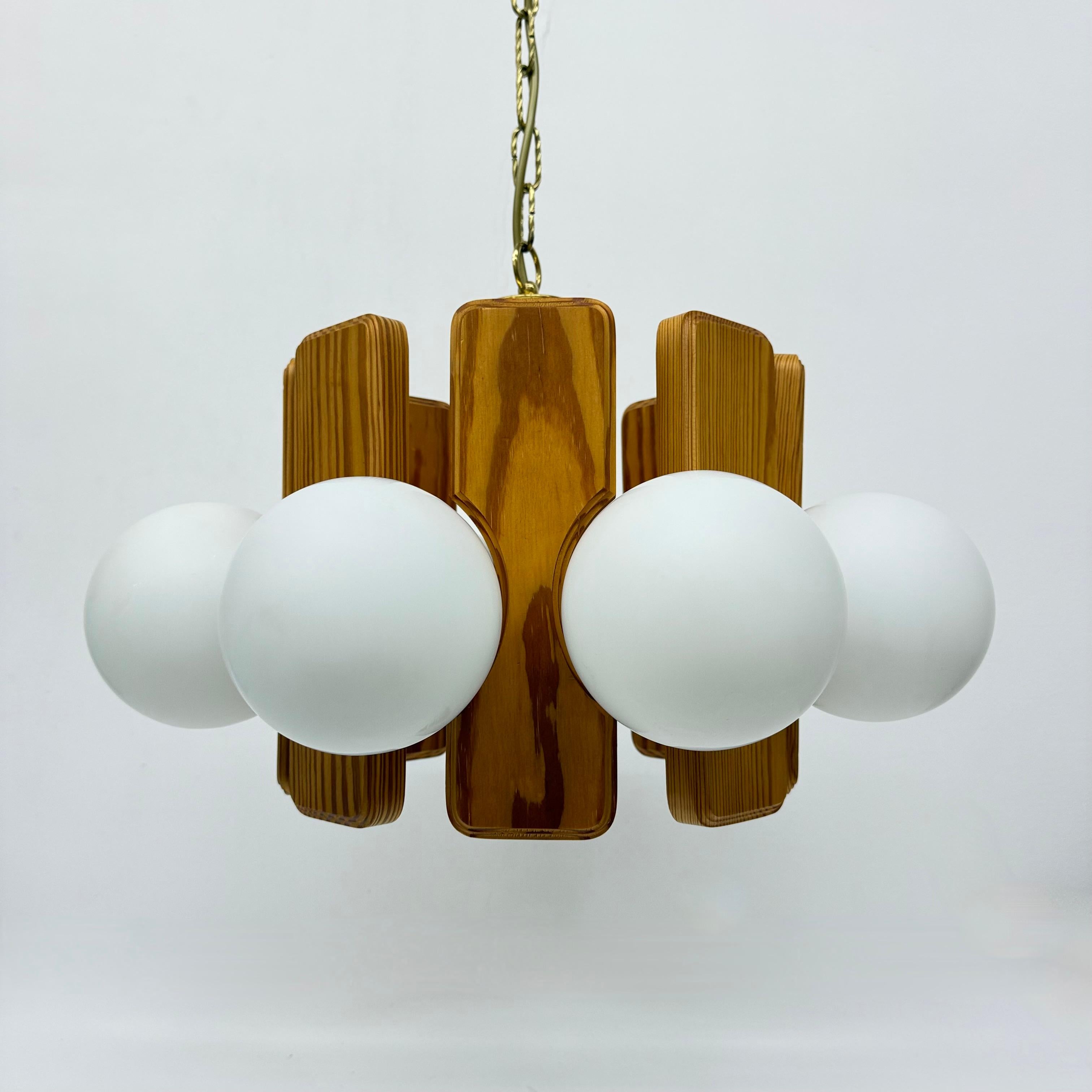 Lampadario vintage in legno di pino con globi di vetro , anni '70 in vendita 8