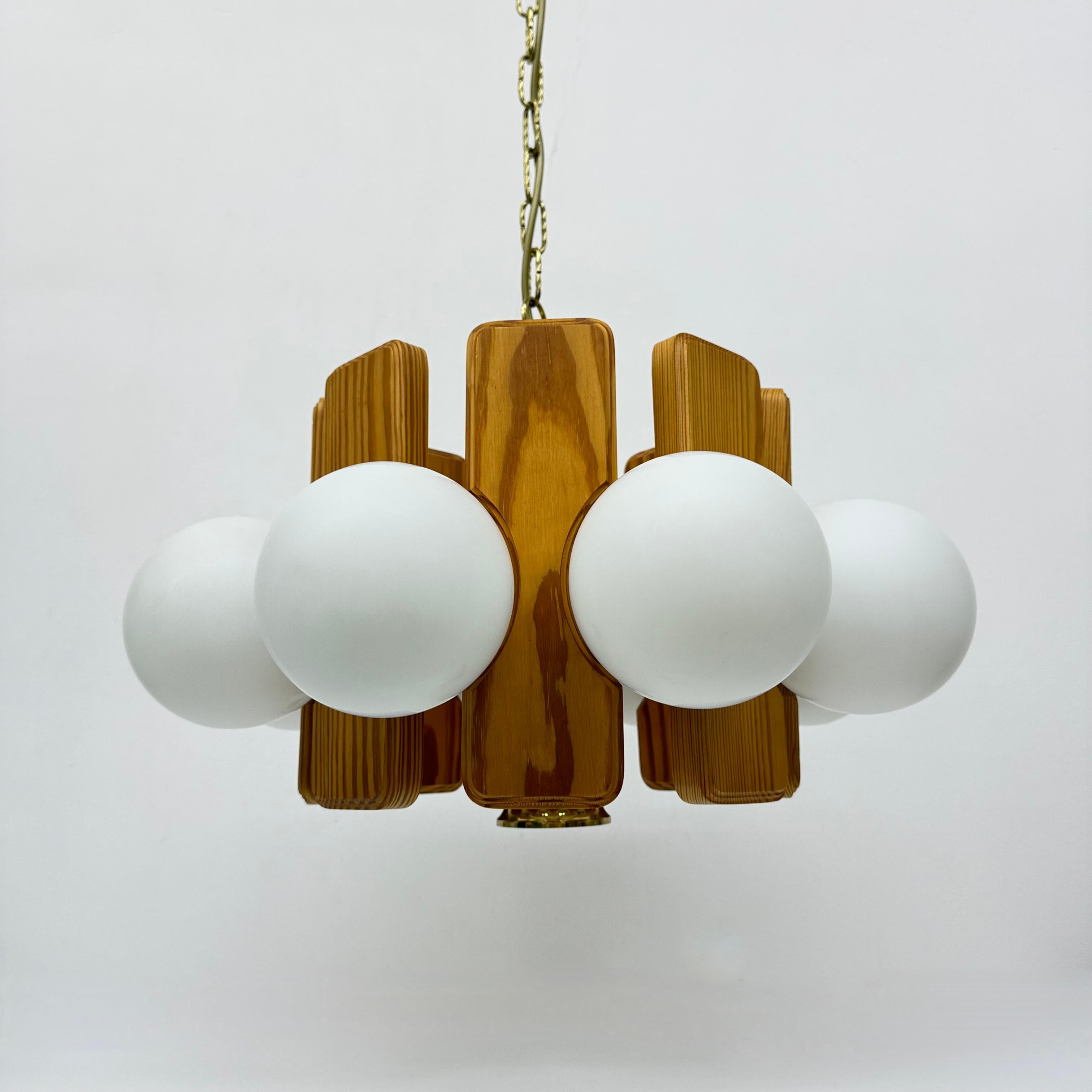 Lampadario vintage in legno di pino con globi di vetro , anni '70 in vendita 9