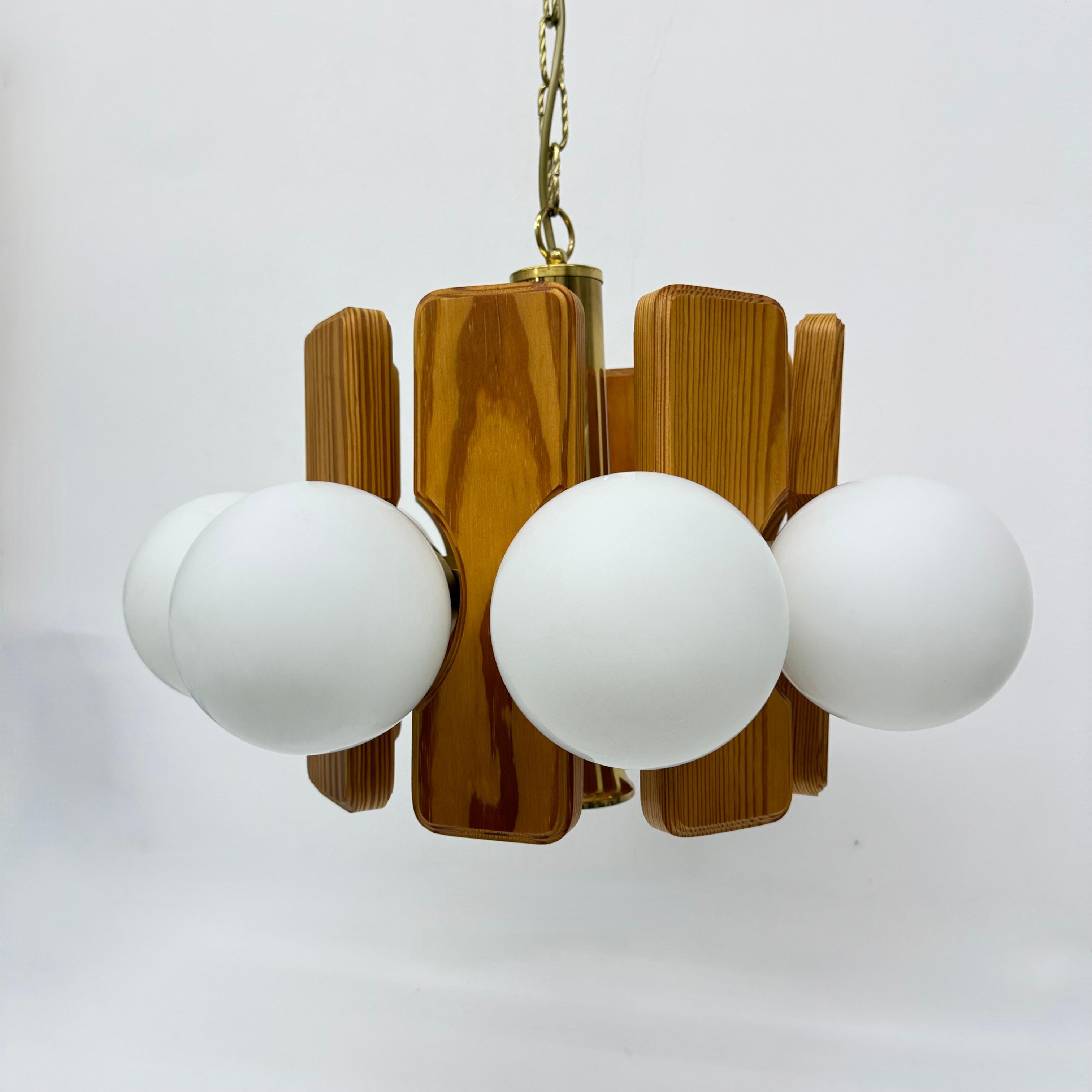 Lampadario vintage in legno di pino con globi di vetro , anni '70 in vendita 10