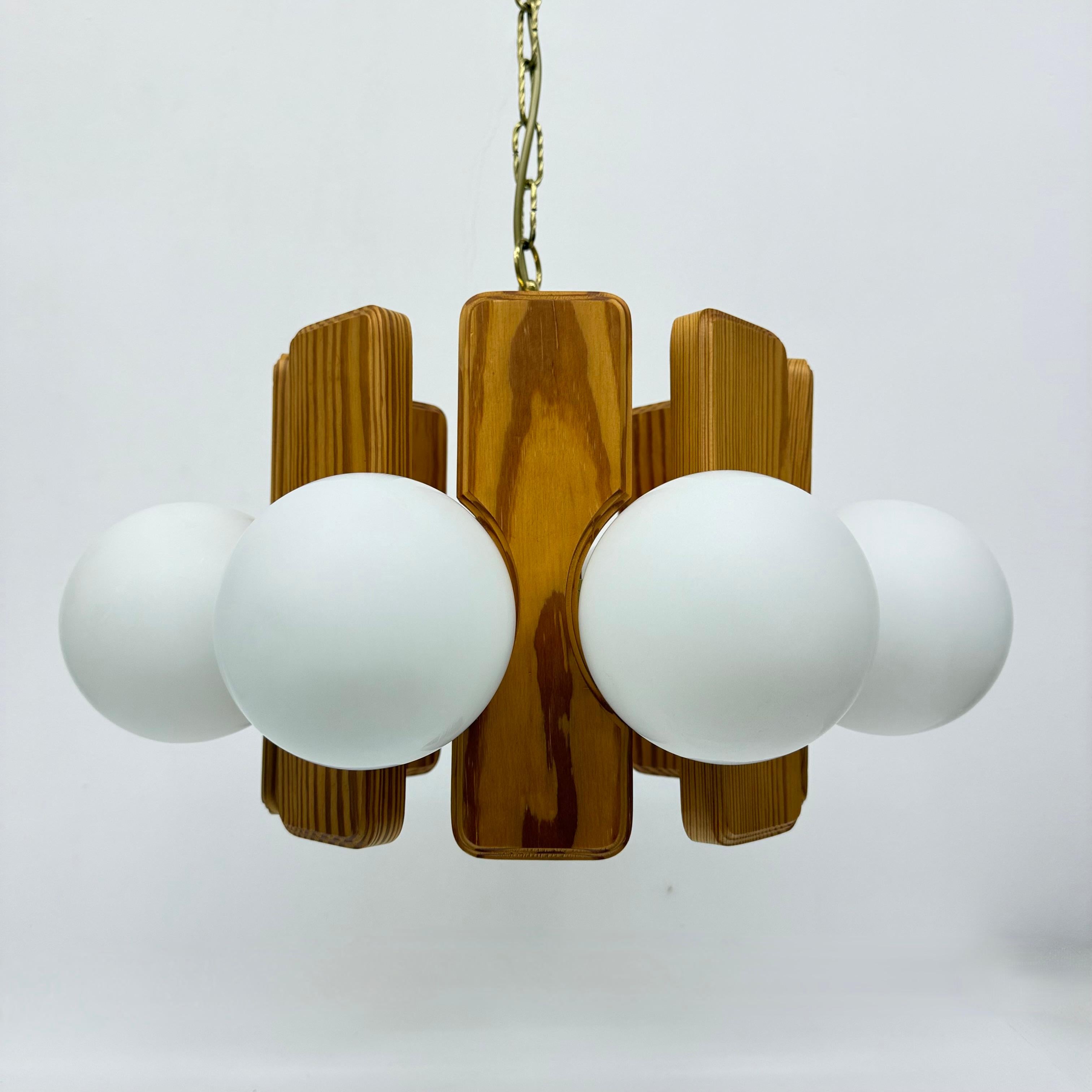 Lampadario vintage in legno di pino con globi di vetro , anni '70


