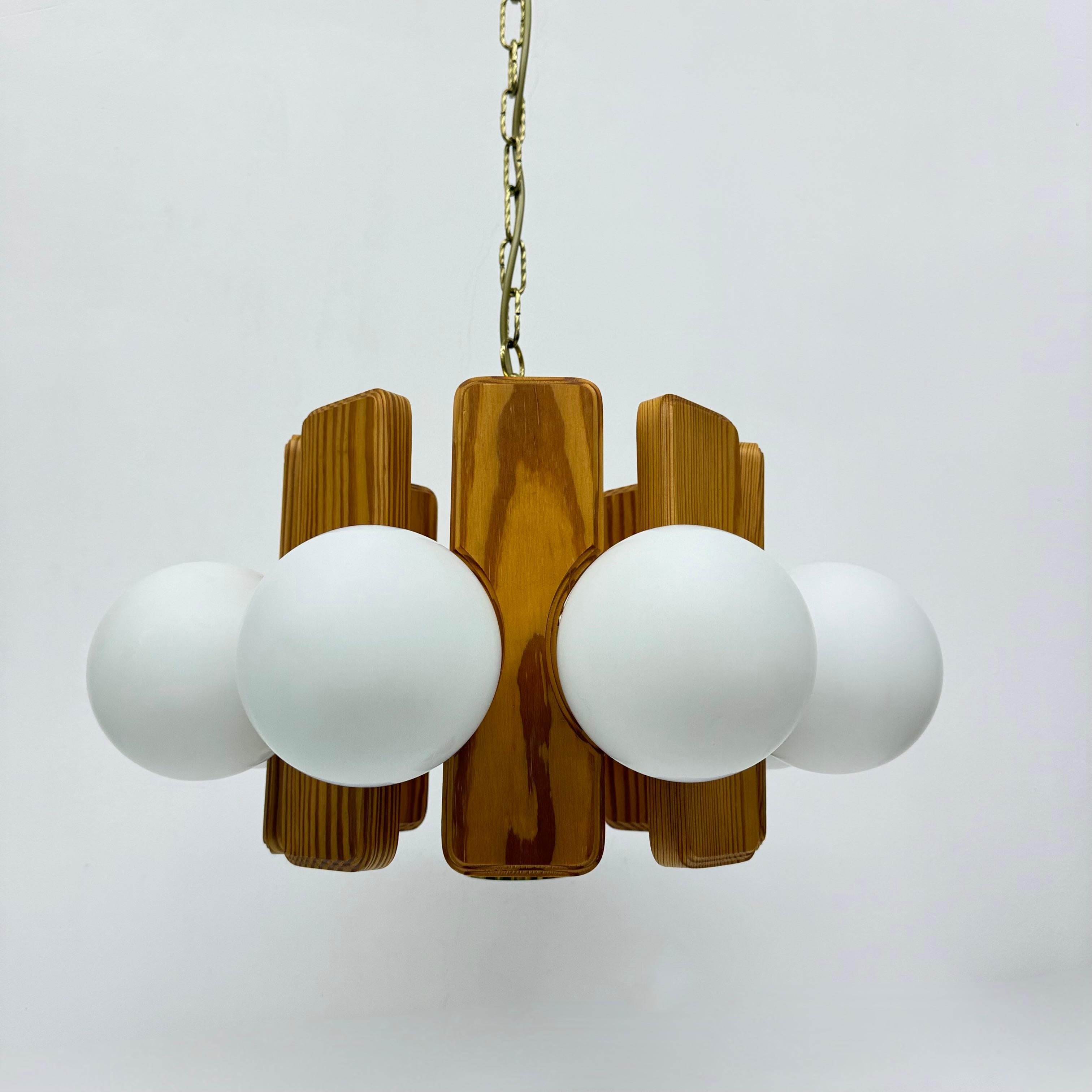 Mid-Century moderno Lampadario vintage in legno di pino con globi di vetro , anni '70 in vendita