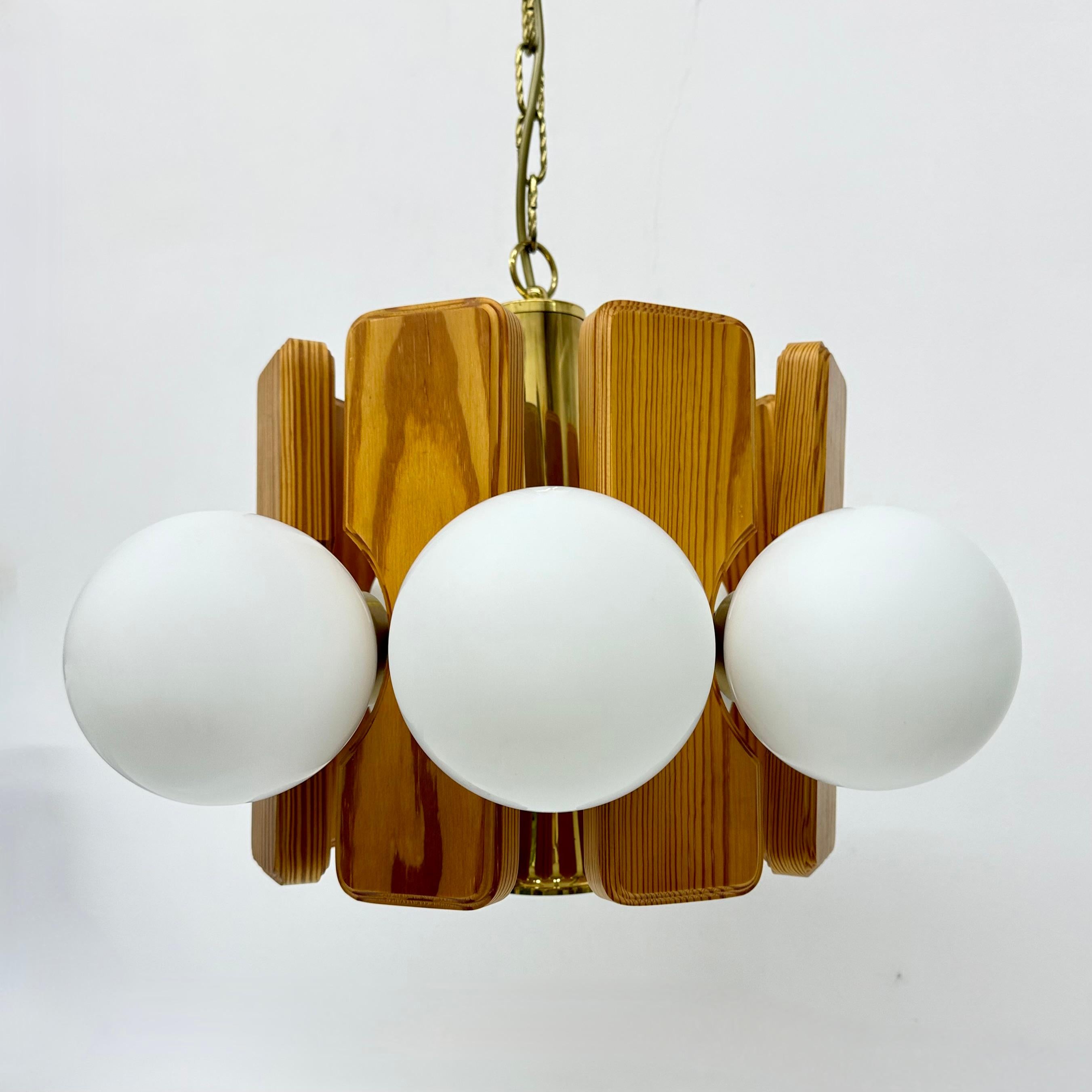 Tedesco Lampadario vintage in legno di pino con globi di vetro , anni '70 in vendita