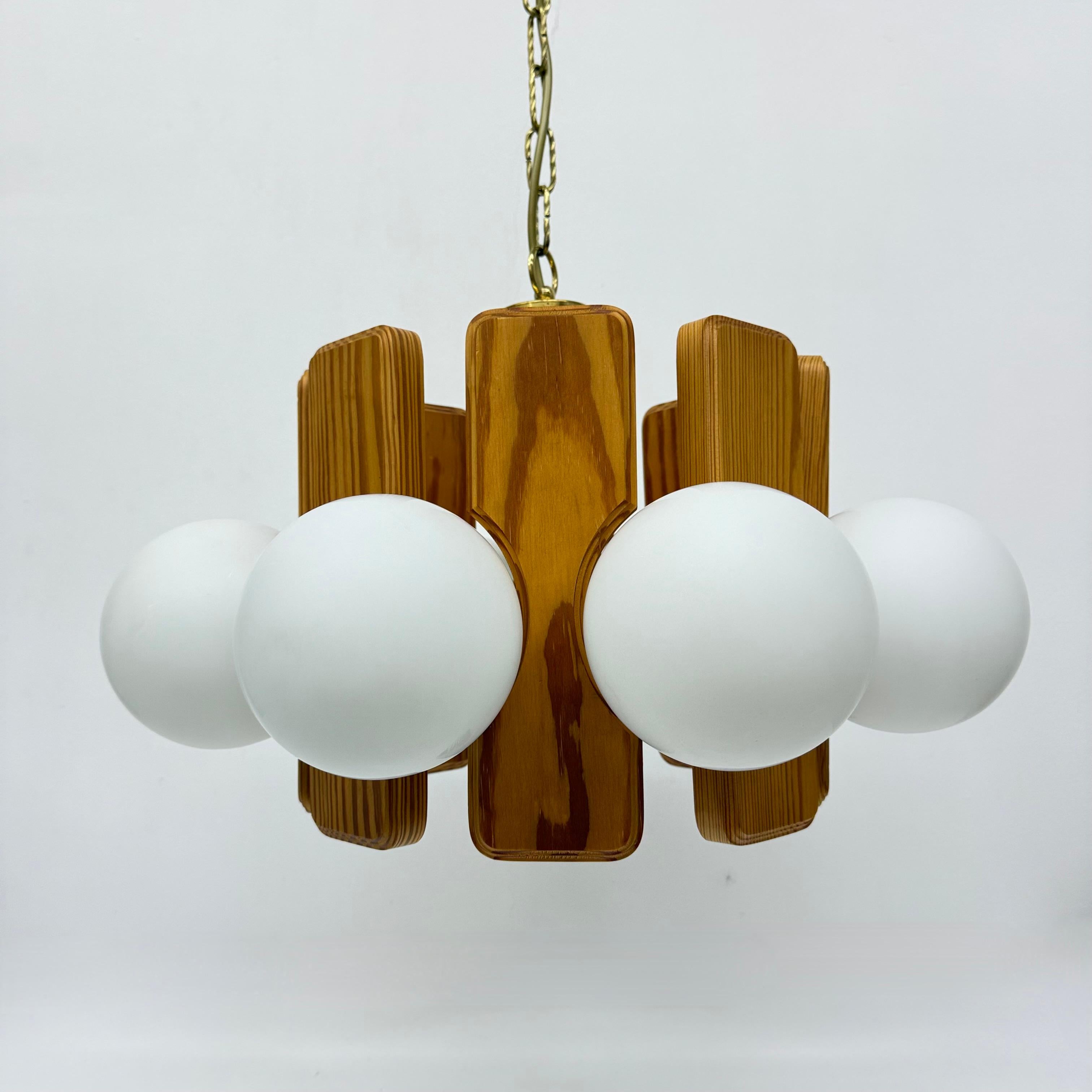 Metallo Lampadario vintage in legno di pino con globi di vetro , anni '70 in vendita