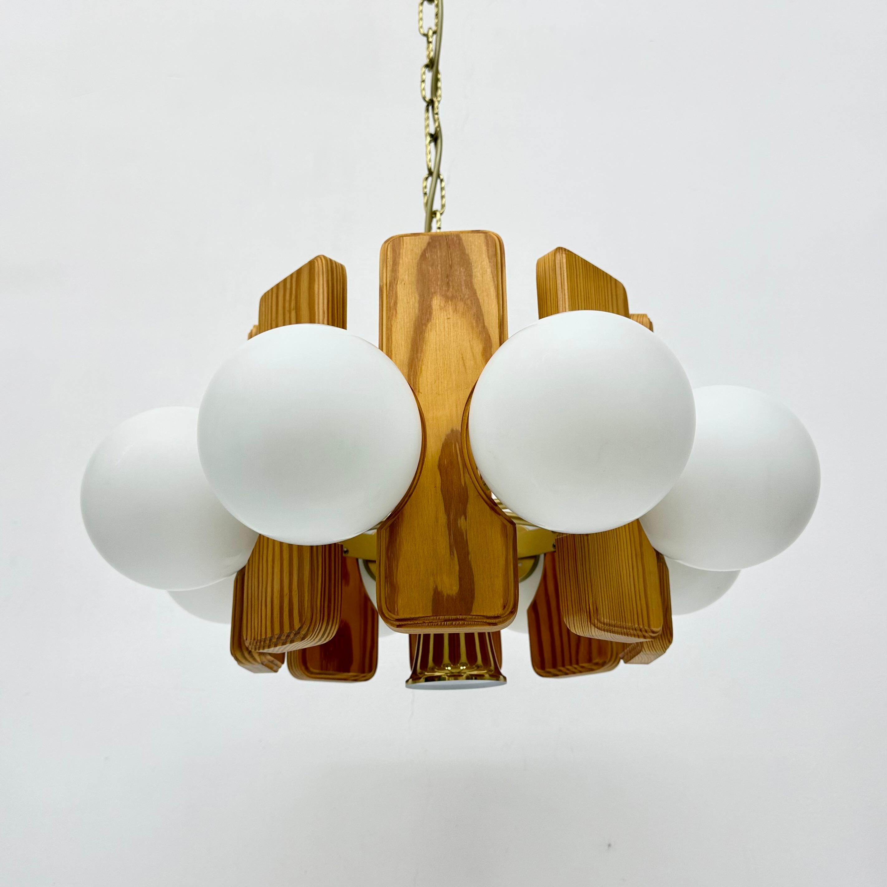 Lampadario vintage in legno di pino con globi di vetro , anni '70 in vendita 1