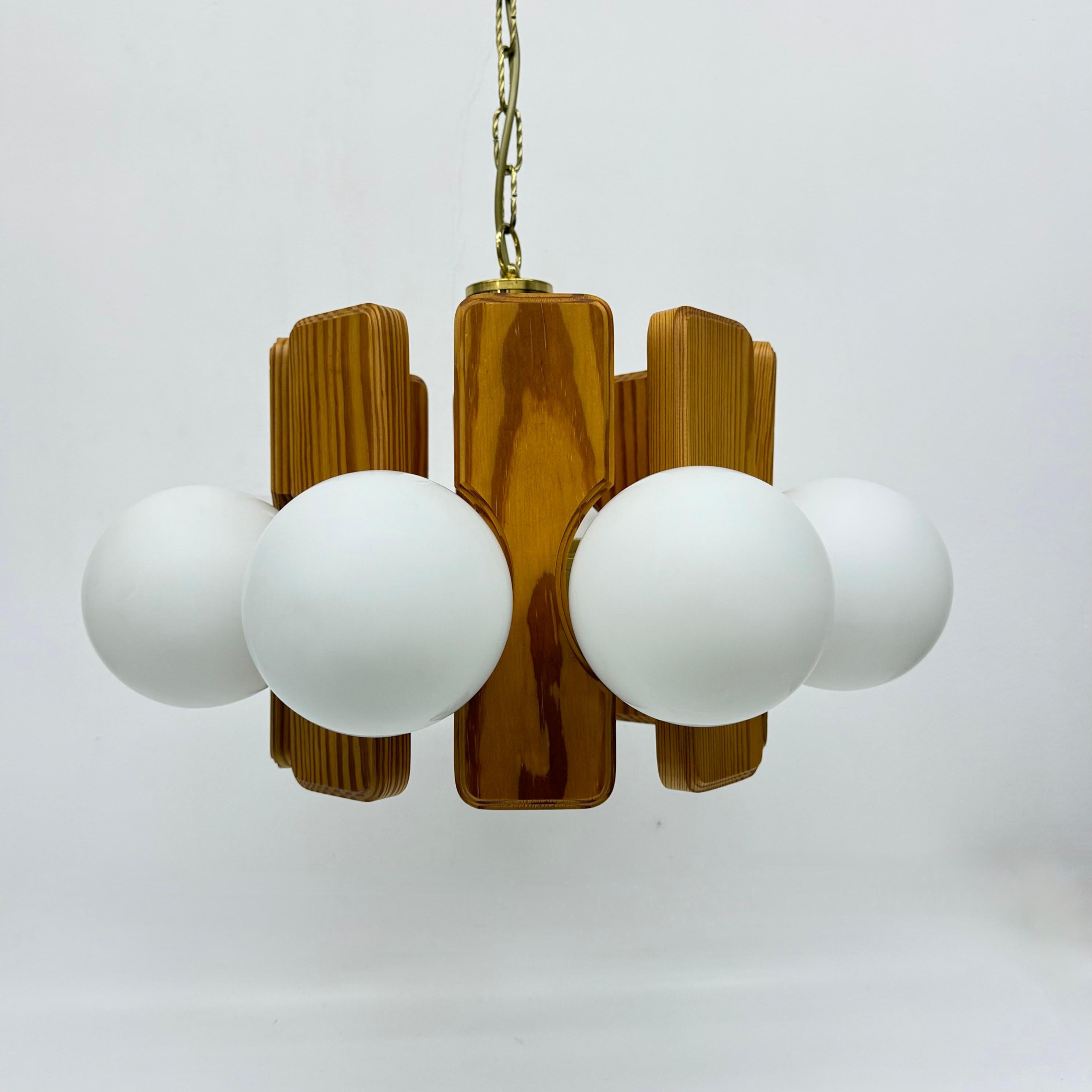 Lampadario vintage in legno di pino con globi di vetro , anni '70 in vendita 2