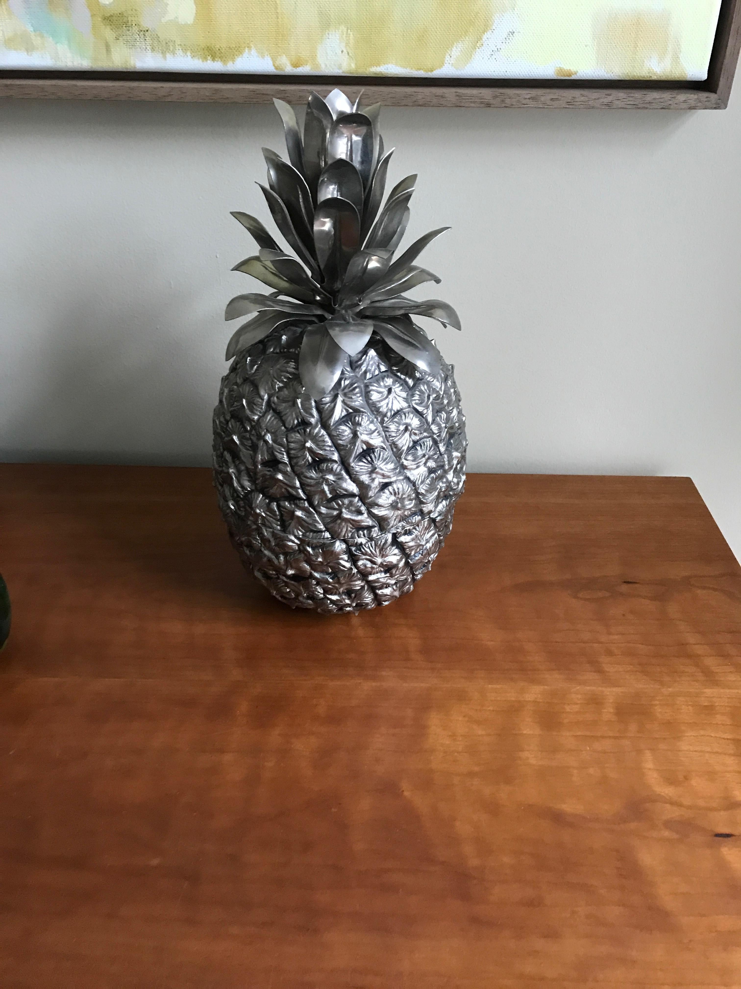 Beautiful silver pineapple ice bucket designed by Hans Turnwald for Freddo Therm. This detailed pineapple like ice bucket is a beautiful luxurious appeal add-on for you bar, or as a decoration piece. Very good condition, labeled on the inside.