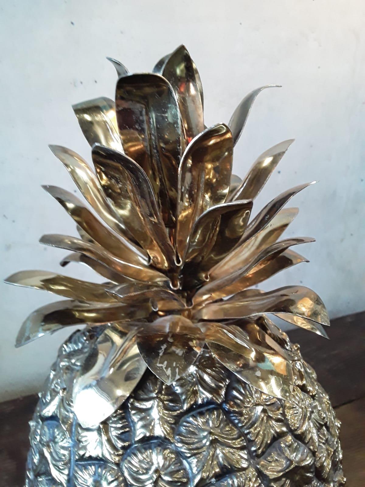 Beautiful golden pineapple ice bucket designed by Hans Turnwald for Freddo Therm. This detailed pineapple like ice bucket is a beautiful luxurious appeal add-on for you bar, or as a decoration piece. Very good condition, labeled on the inside.