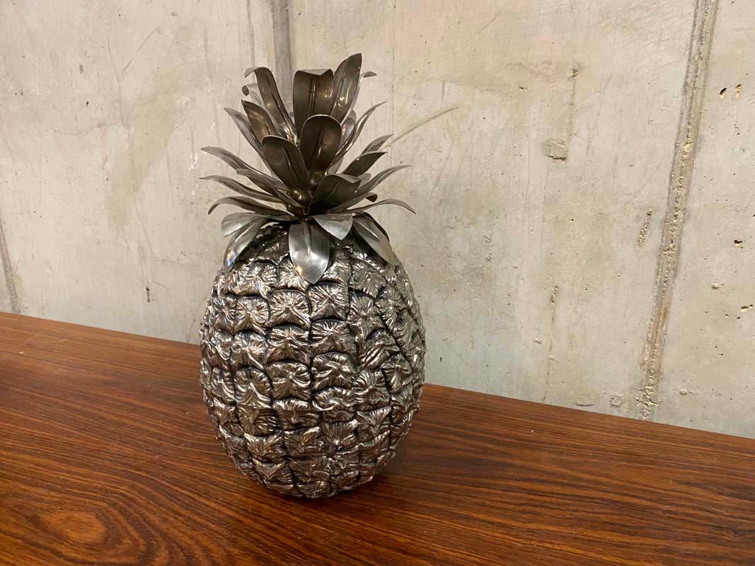 Beautiful golden pineapple ice bucket designed by Hans Turnwald for Freddo Therm. This detailed pineapple like ice bucket is a beautiful luxurious appeal add-on for you bar, or as a decoration piece. Very good condition, labeled on the inside.