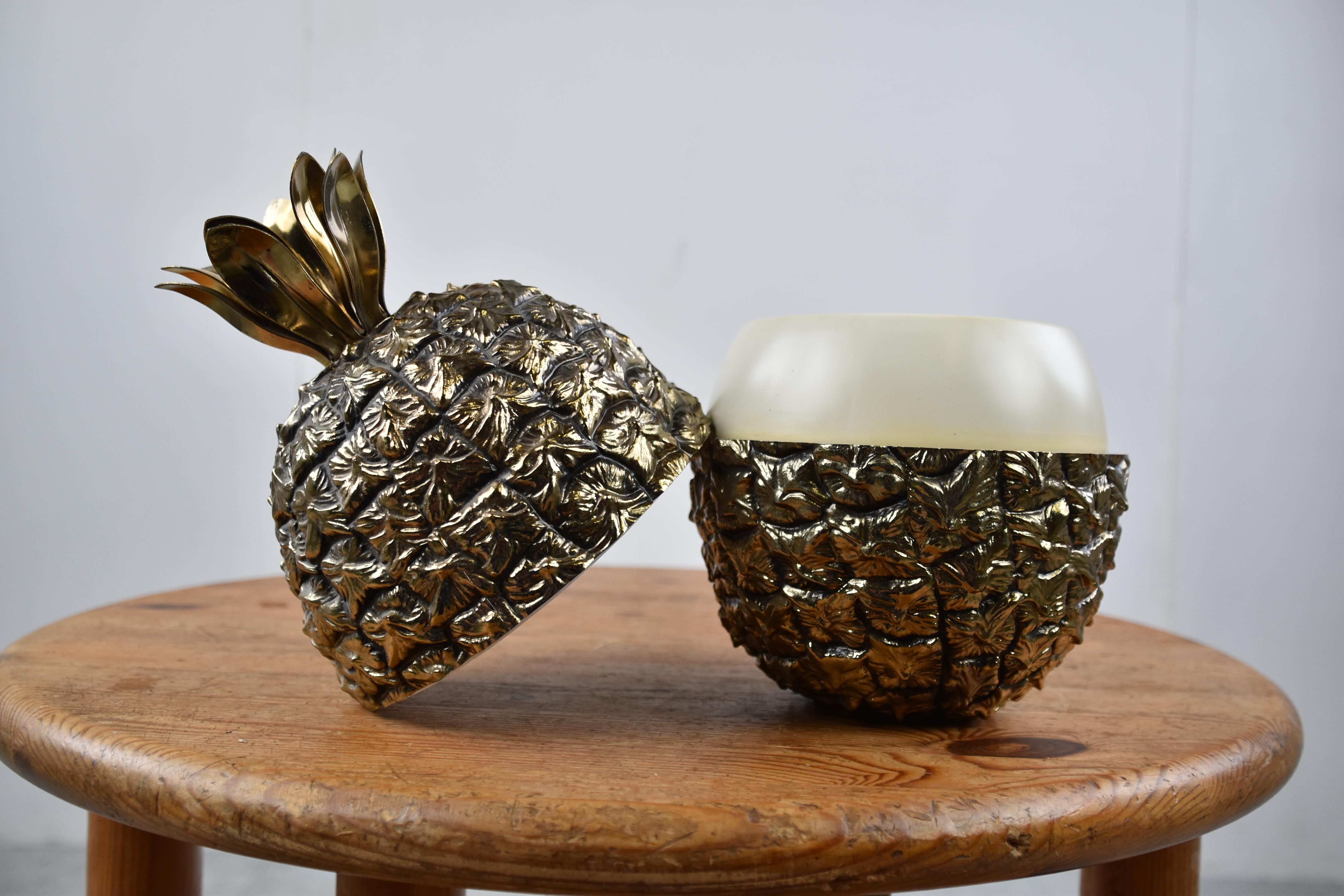 Beautiful pineapple ice bucket designed by Hans Turnwald for Freddo Therm.

This detailed pineapple like ice bucket is a beautiful luxurious appeal add-on for you bar, or as a decoration piece.

Very good condition.

1970s -