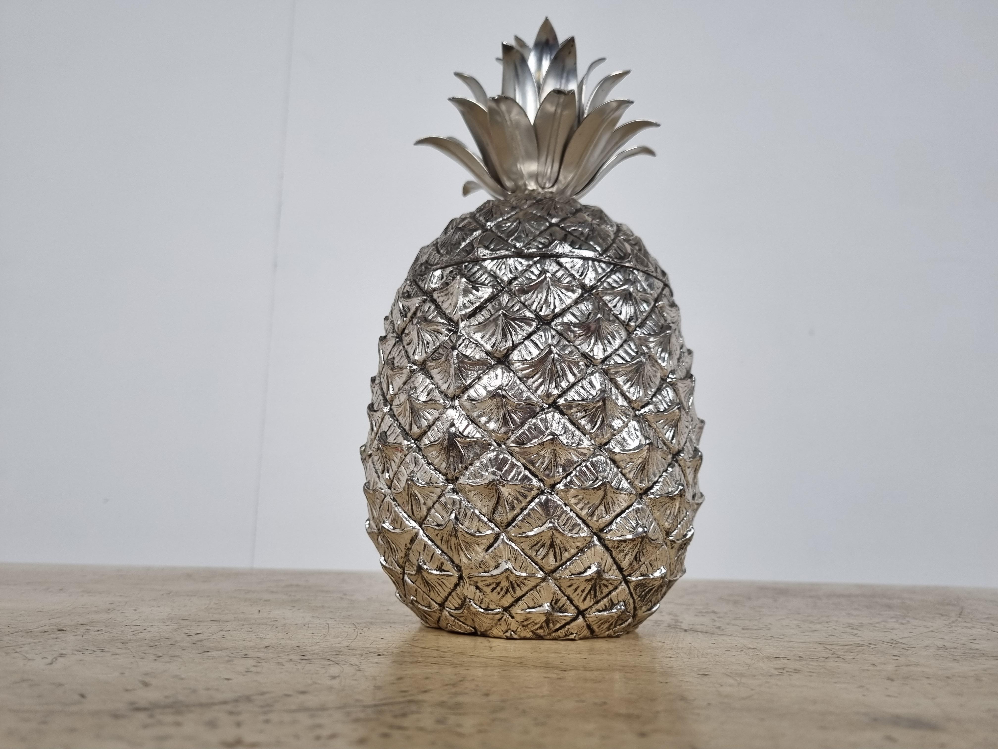 Vintage pineapple ice bucket signed by Mauro Manetti.

This high quality ice bucket is a real collector's item and has a luxurious appeal.

Original, 1960s.

Good condition

Dimensions:
Height: 25cm/9.84