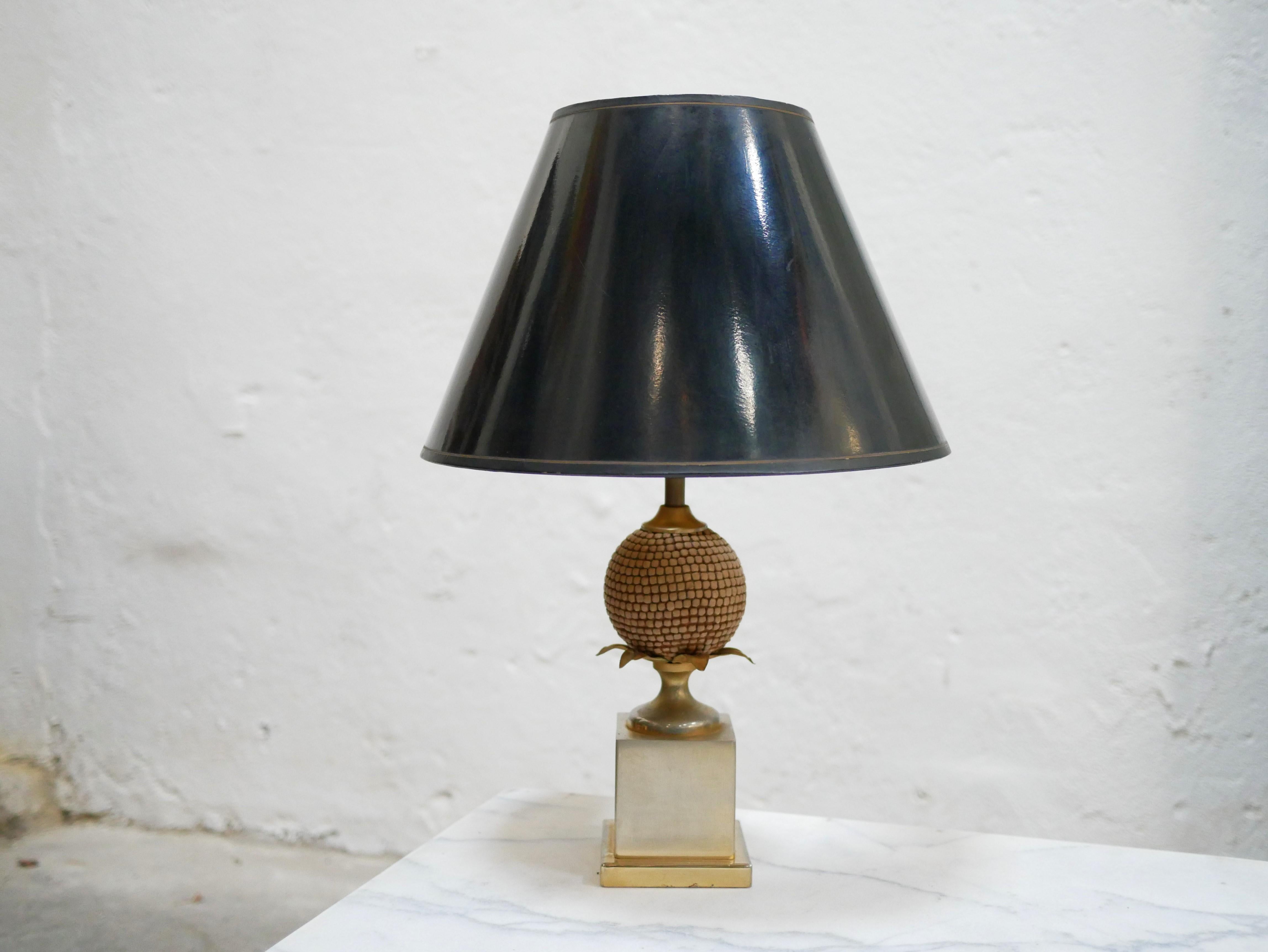 Pineapple lamp in gold metal and stone from the 1960s.

Its design does not lack character and elegance. Aesthetic, large and functional, it will be ideal in the living room, the office or in the bedroom for a trendy and modern decoration.

Good
