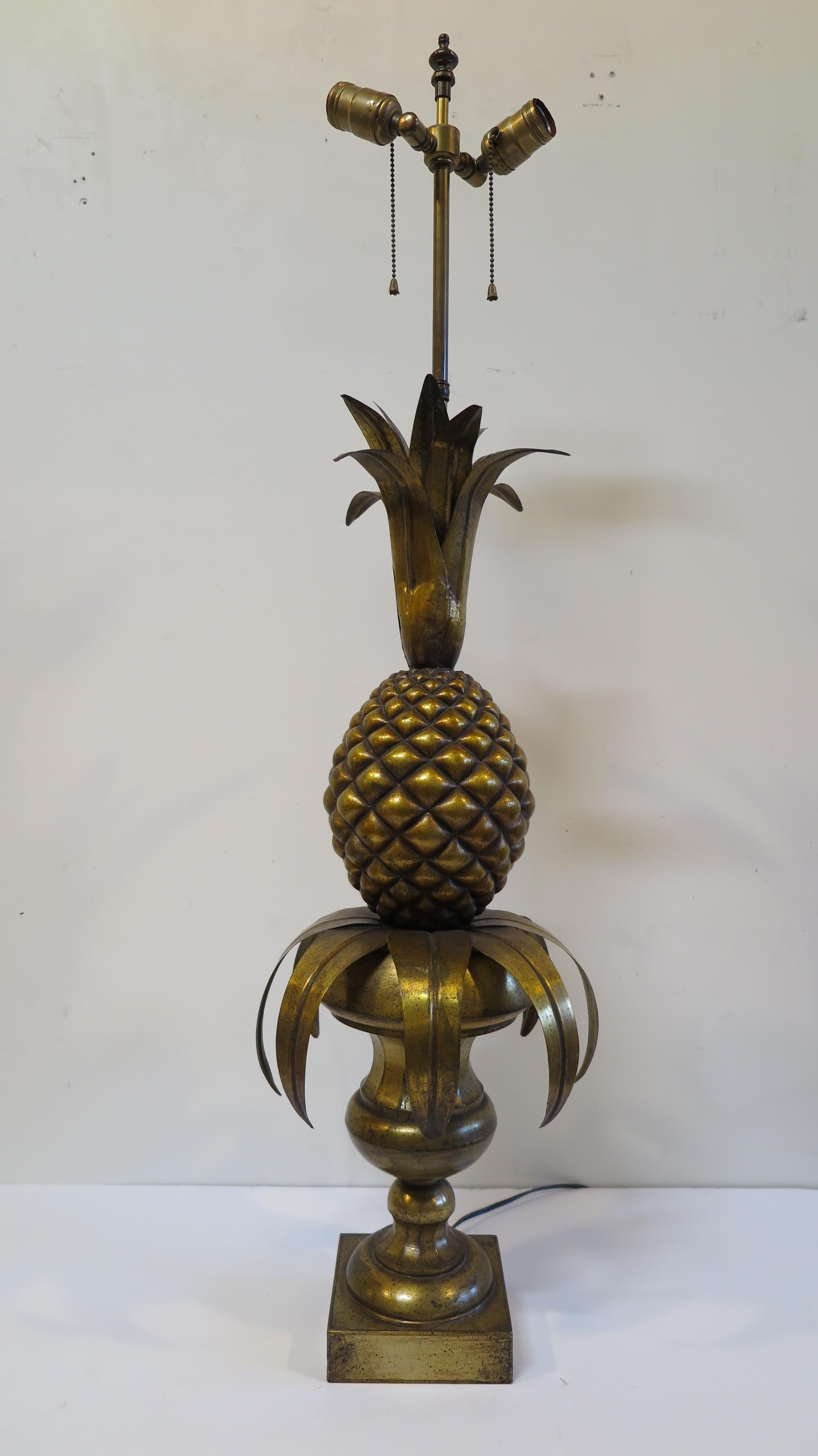 Midcentury pineapple table lamp. Metal with antique brass finish. Large scale table lamp of Pineapple design with two sockets. Hollywood Regency midcentury, 1960s. Very good condition.