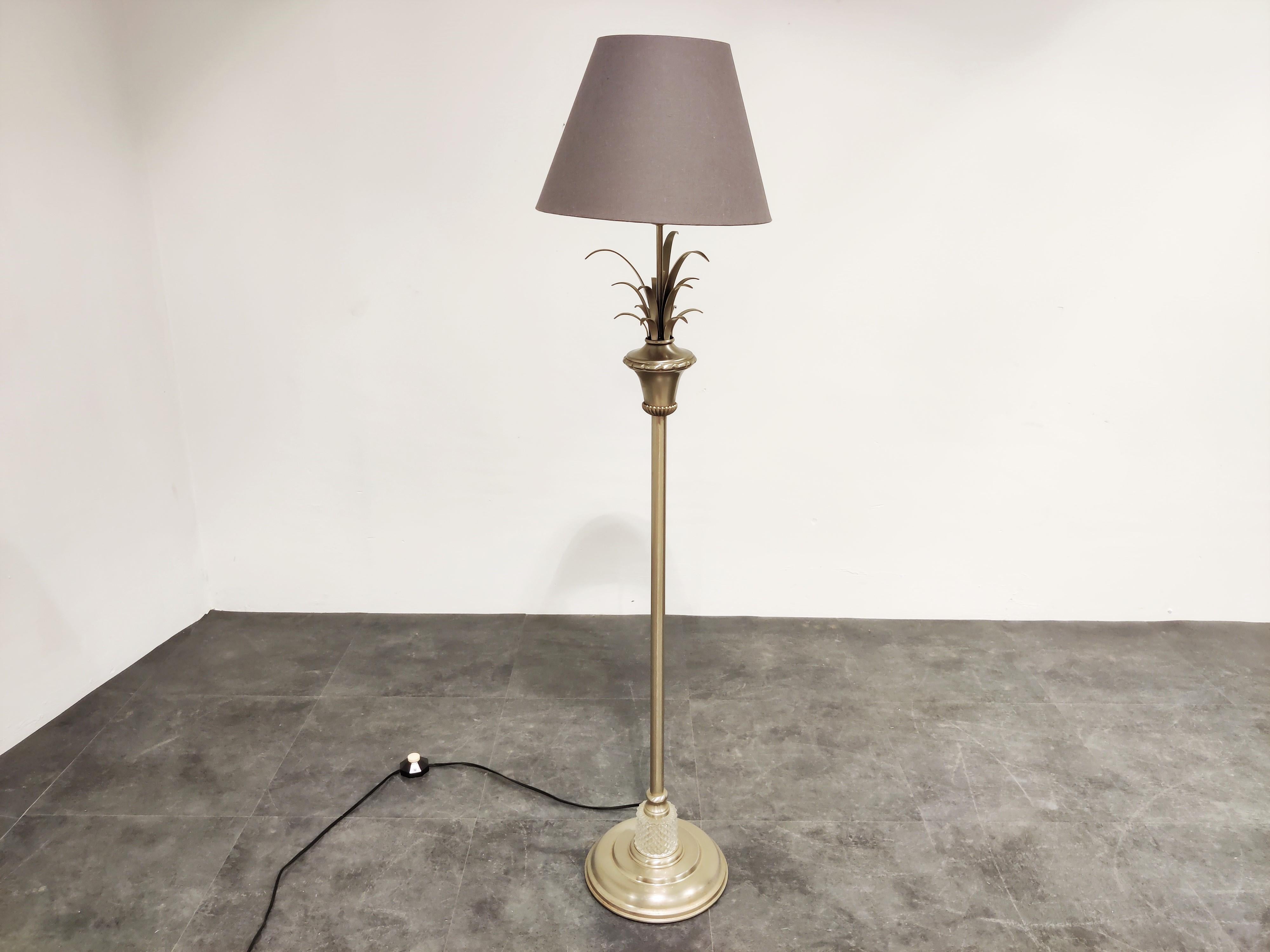 Vintage metal pineapple leaf floor lamp by Boulanger.

Charming natural lamp just like the pineapple leaf table lamps but here offered in a rare floor lamp edition.

The glass base adds to the charm.

Good condition.

Tested and ready to use