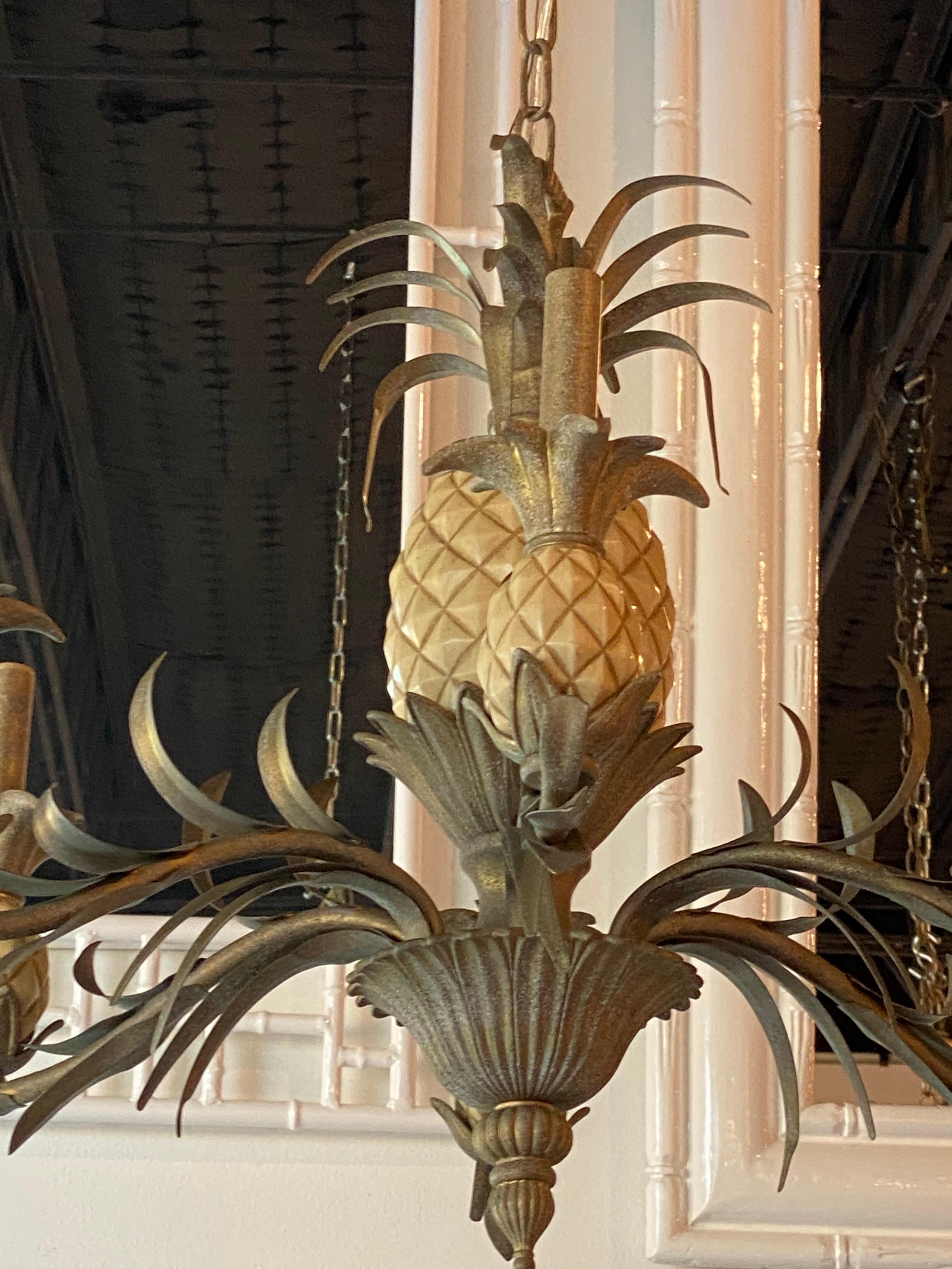 Lovely vintage metal tole pineapple chandelier. Newly
wired. 6 lights with cute little pineapples on each arm. Ceiling cap not included.