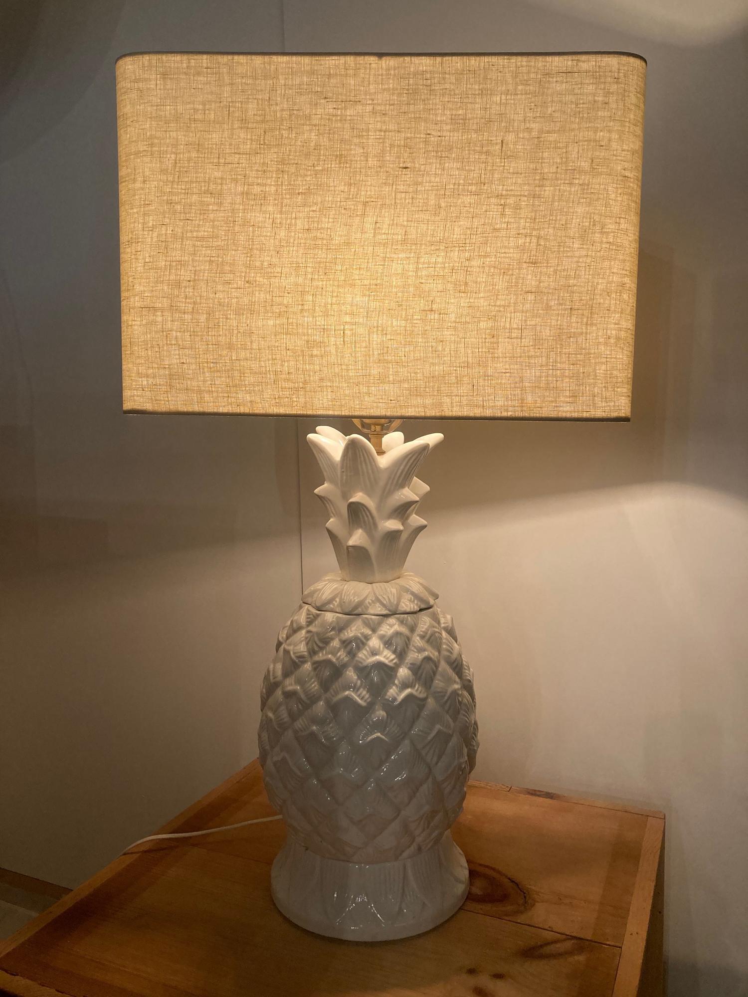 Vintage ceramic 1970s midcentury faceted table lamp. 

This pineapple table lamp will bring some Hollywood Glam to your stylish flat. Ceramic base in a soft white glaze glistens in the light. A linen rectangular shade is paired nicely with the