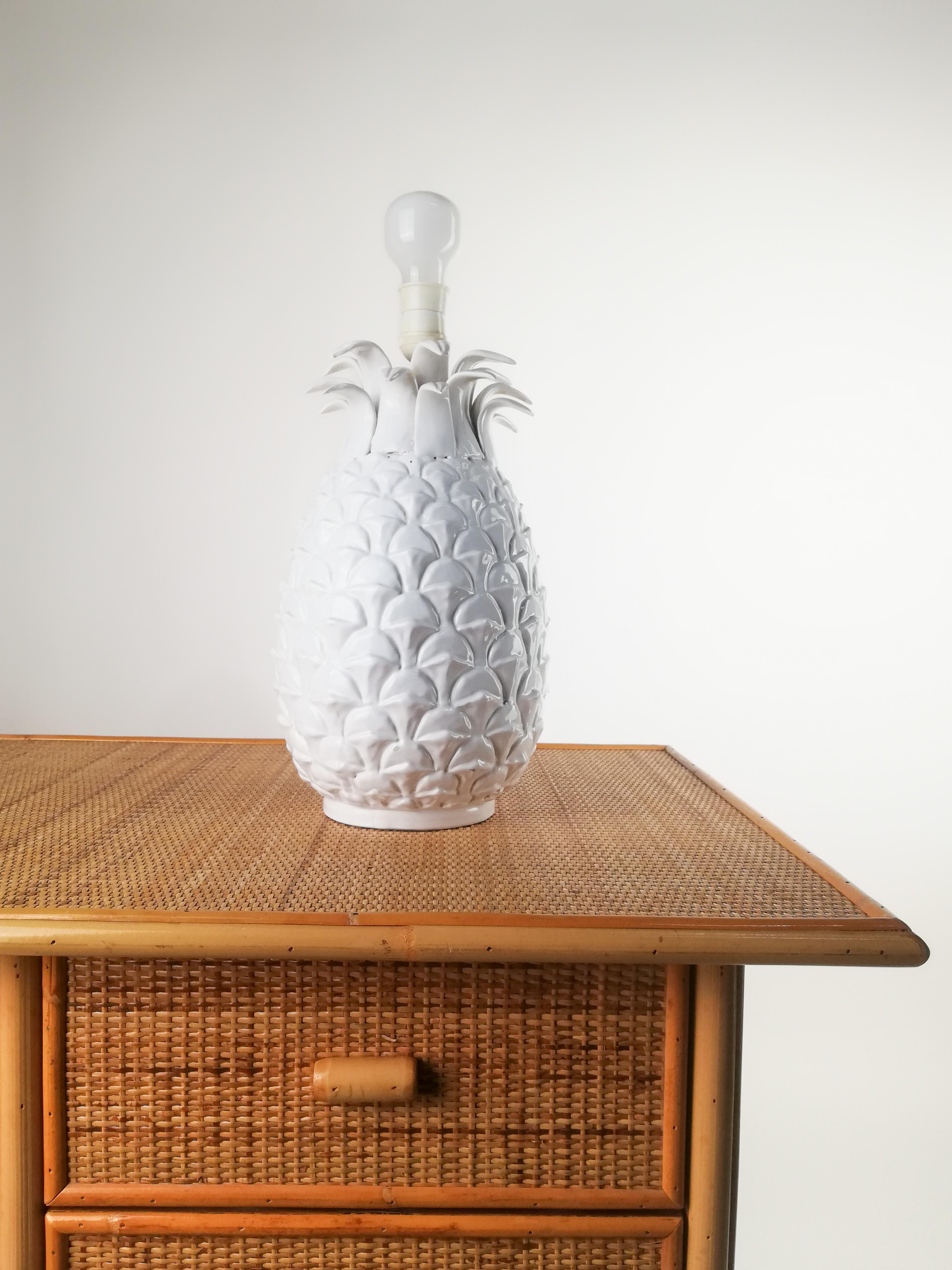 A very decorative vintage table lamp in the shape of a out of size pineapple.
It was hand made in Italy between the 60s and the 70s in glazed ceramic like the Tommaso Barbi productions of the period.
The pineapple zest is reproduced in a very