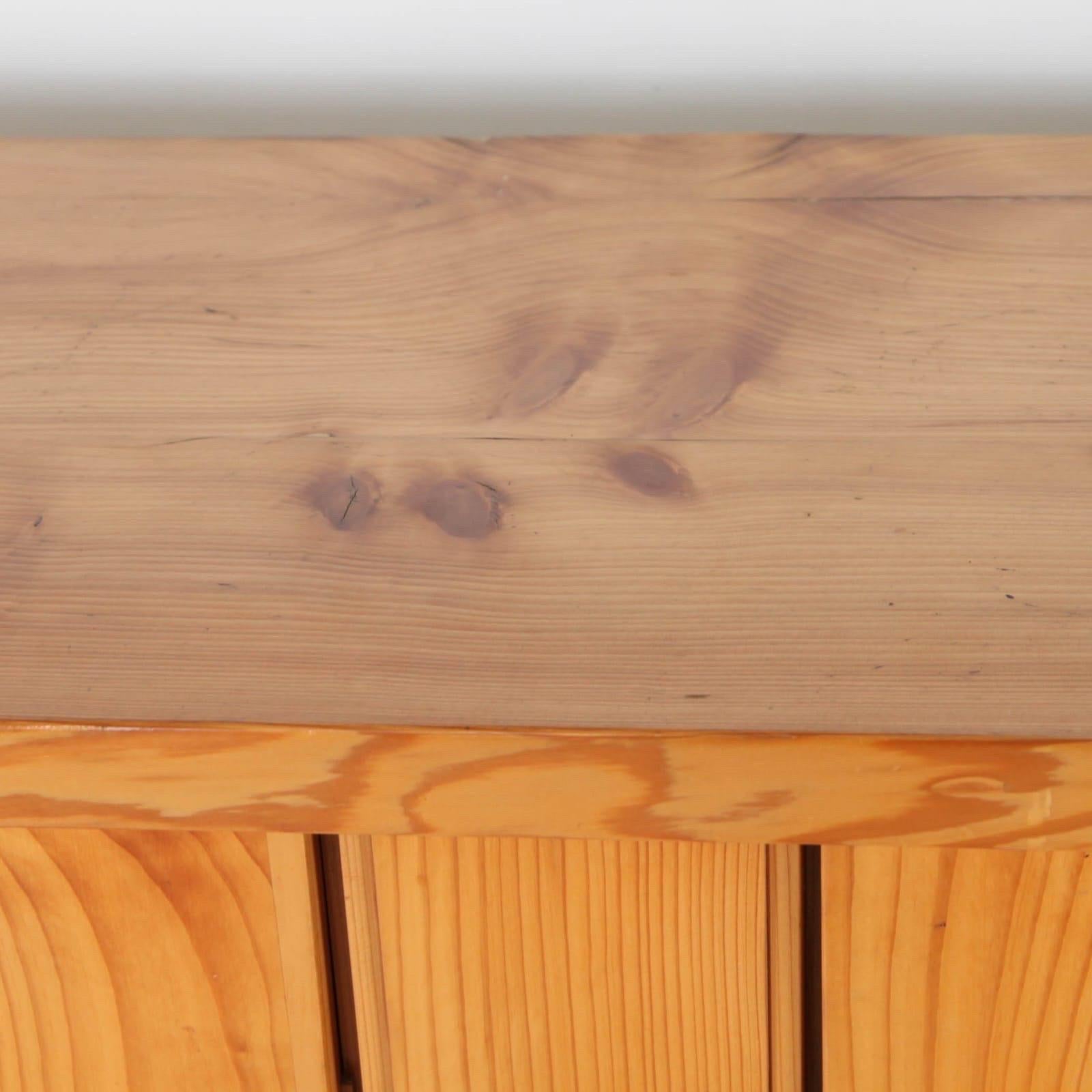 Vintage pinewood sideboard In Good Condition For Sale In Isle Sur Sorgue, FR
